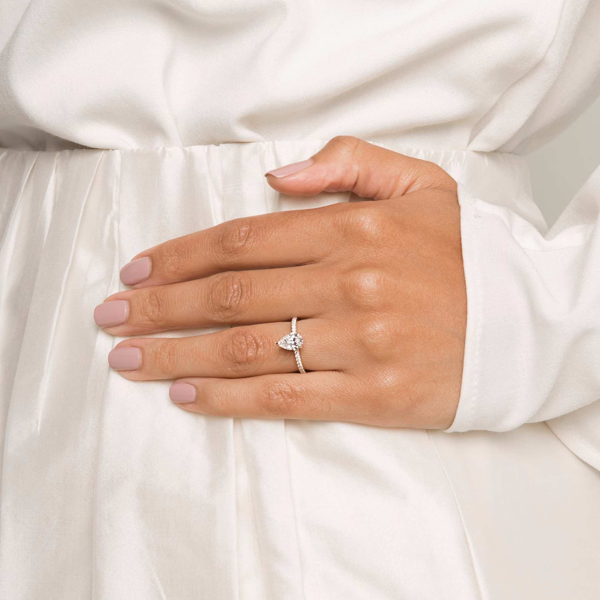 The Signature | Pear | 18k | Yellow Gold | bandAccent: Pavé | bandWidth: standard | hiddenHalo: no | diamondOrientation: vertical | caratWeight: other