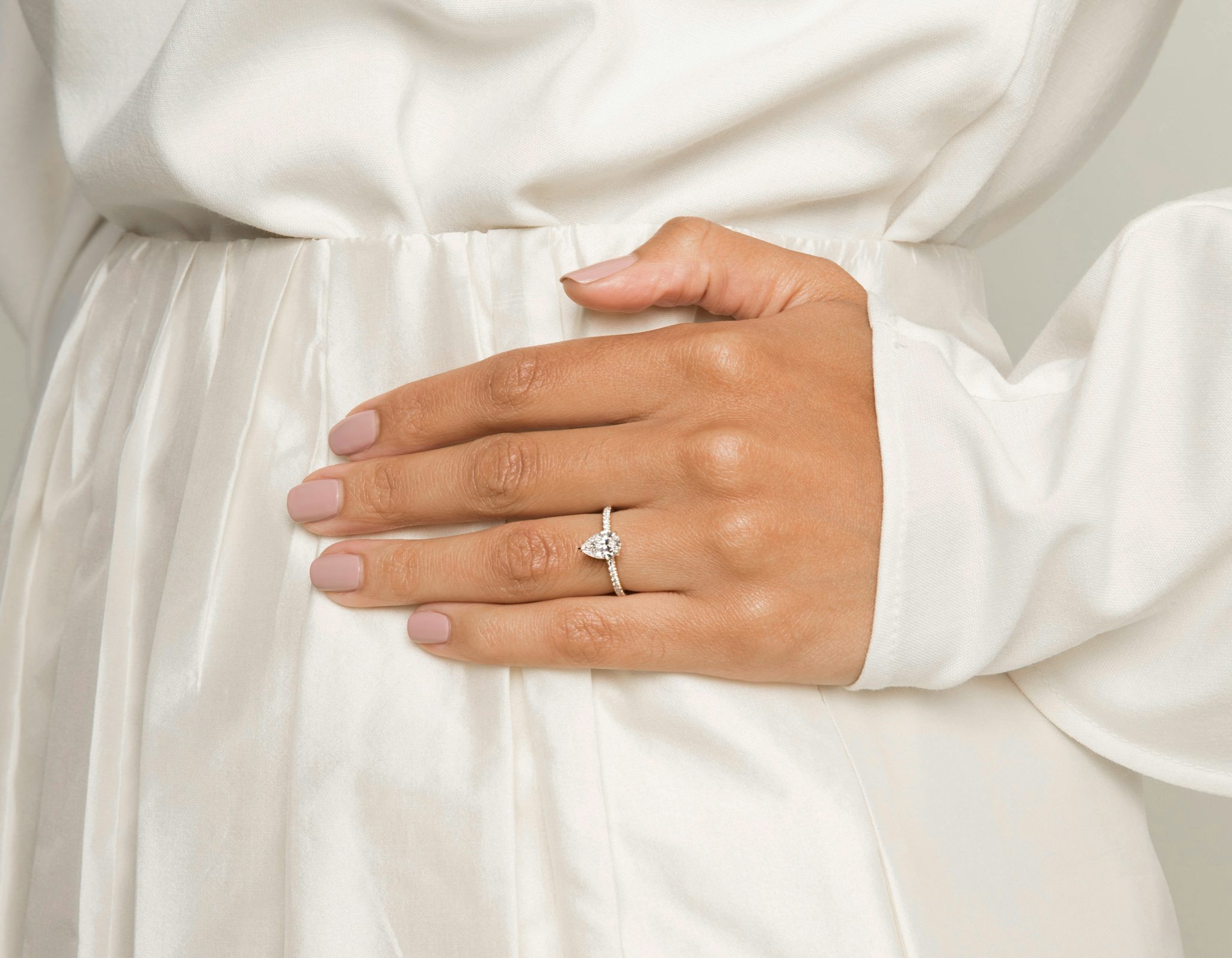 The Signature | Pear | 18k | Yellow Gold | bandAccent: Pavé | bandWidth: standard | hiddenHalo: no | diamondOrientation: vertical | caratWeight: other