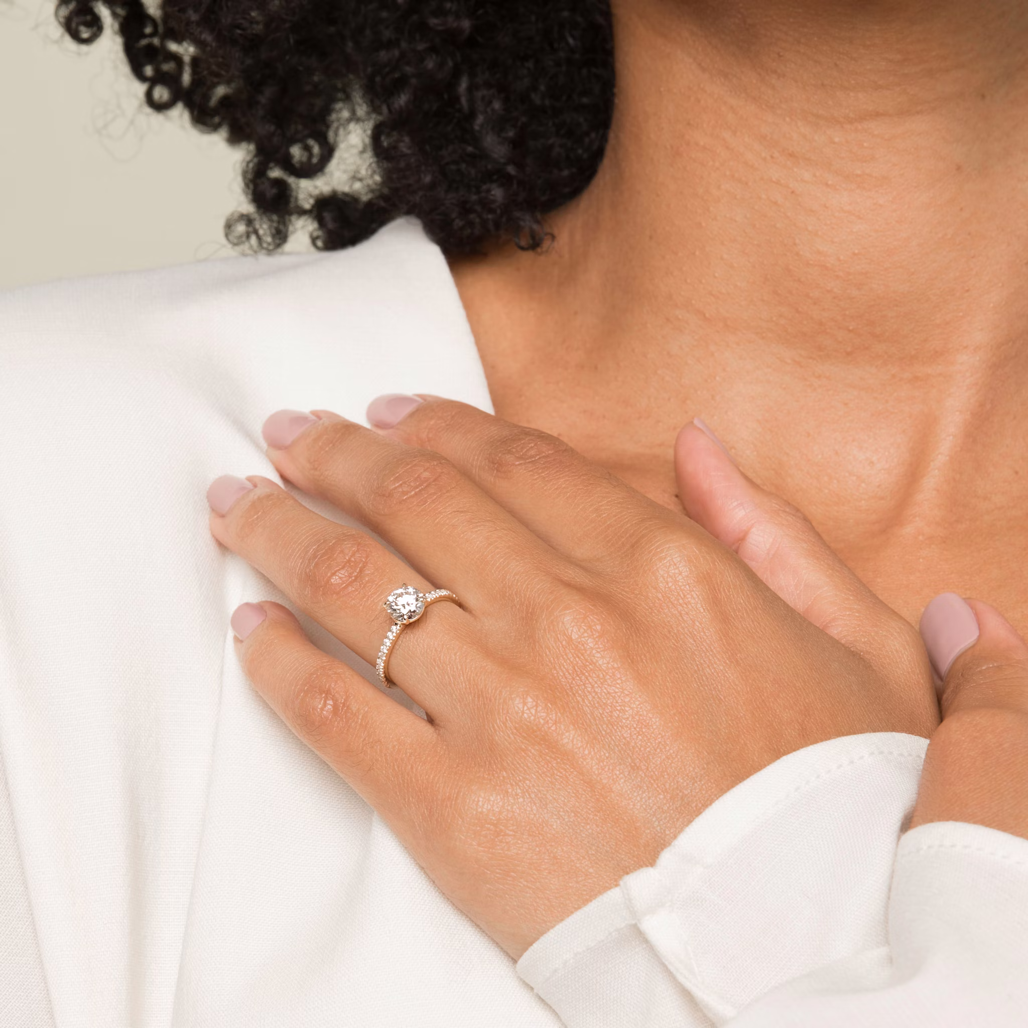 The Signature | Round Brilliant | 18k | Yellow Gold | bandAccent: Pavé | bandWidth: standard | caratWeight: other | hiddenHalo: no | diamondOrientation: vertical