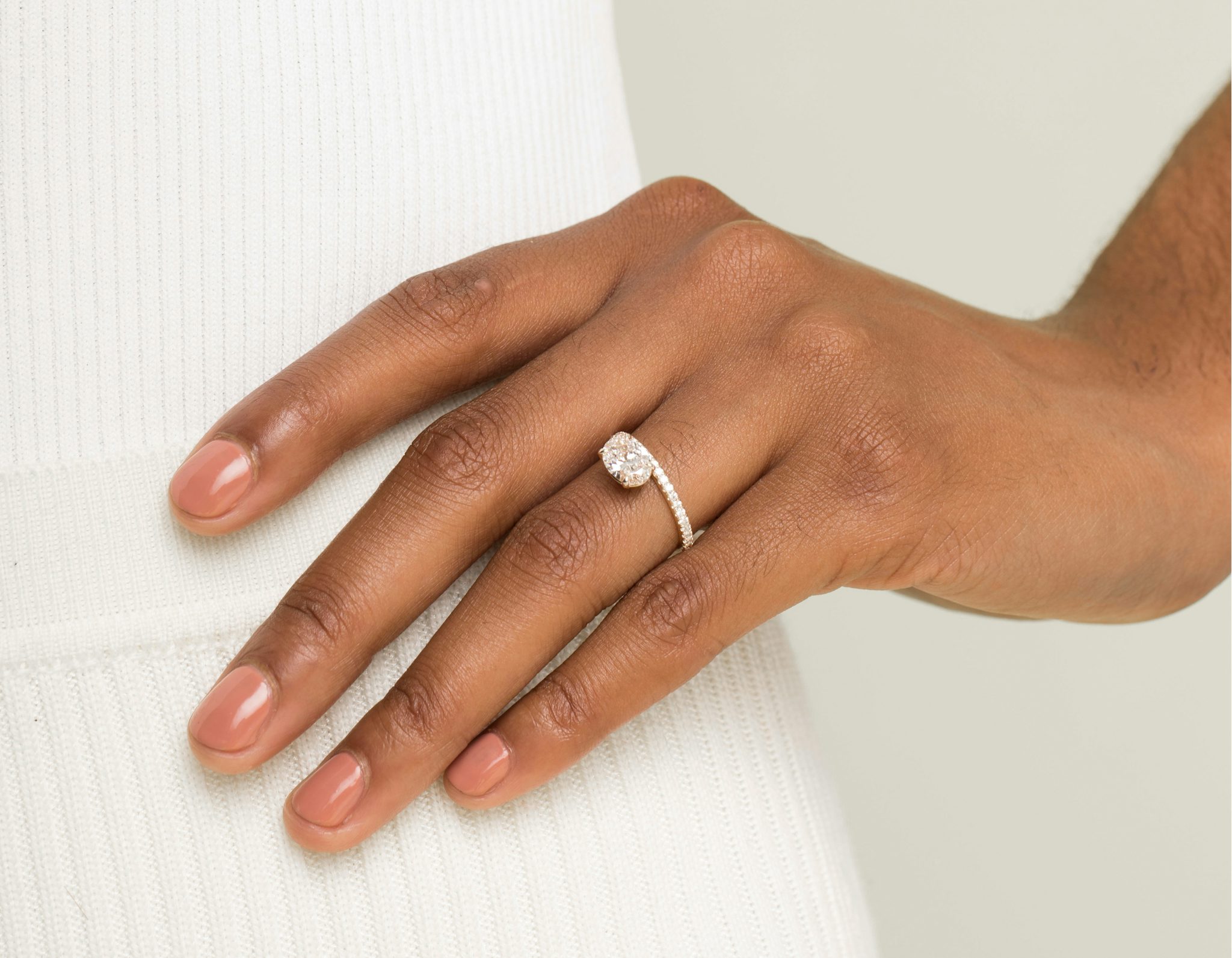 The Hover | Oval | Platinum | bandAccent: Pavé | diamondOrientation: vertical | caratWeight: other