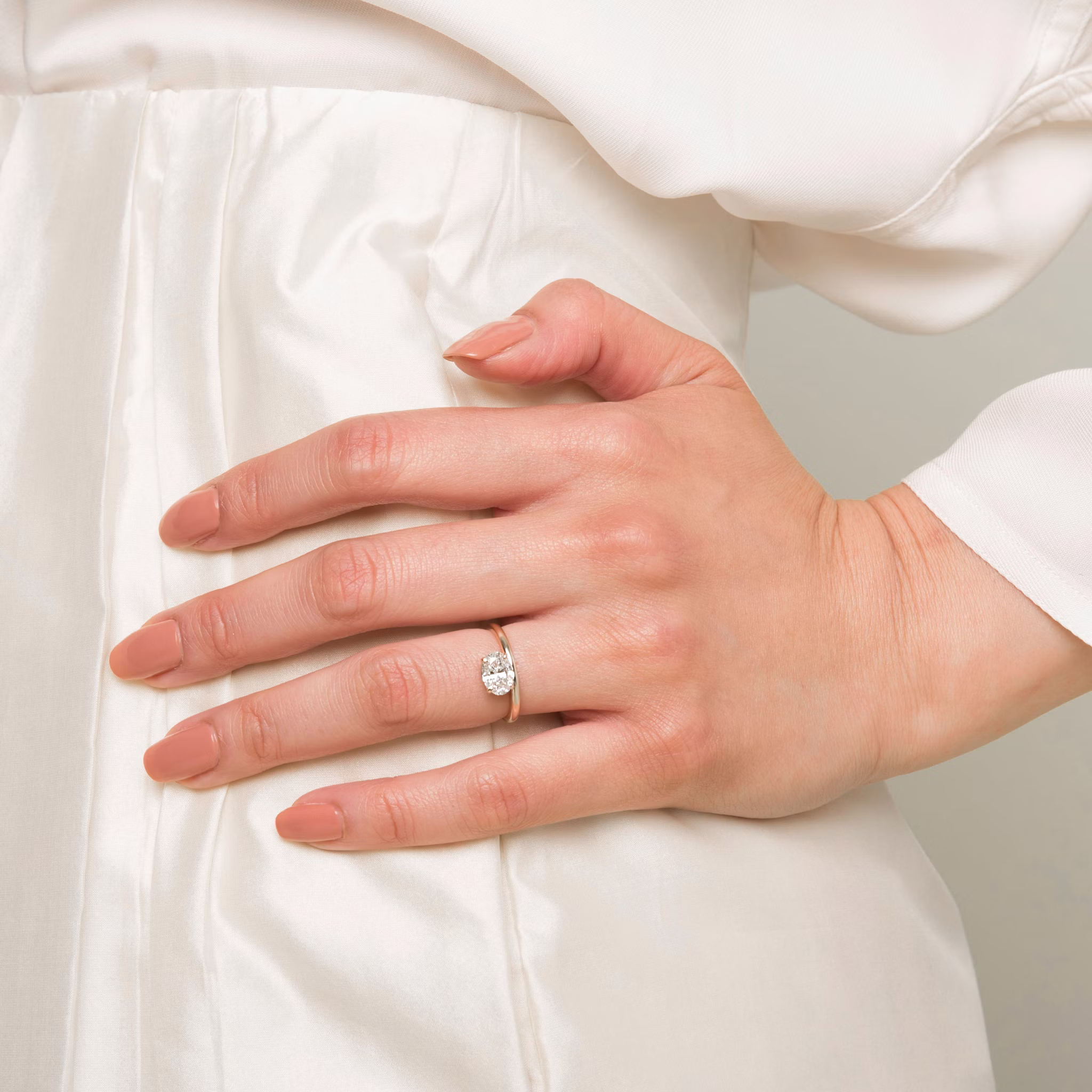 The Hover | Oval | 18k | Yellow Gold | bandAccent: Plain | diamondOrientation: vertical | caratWeight: other