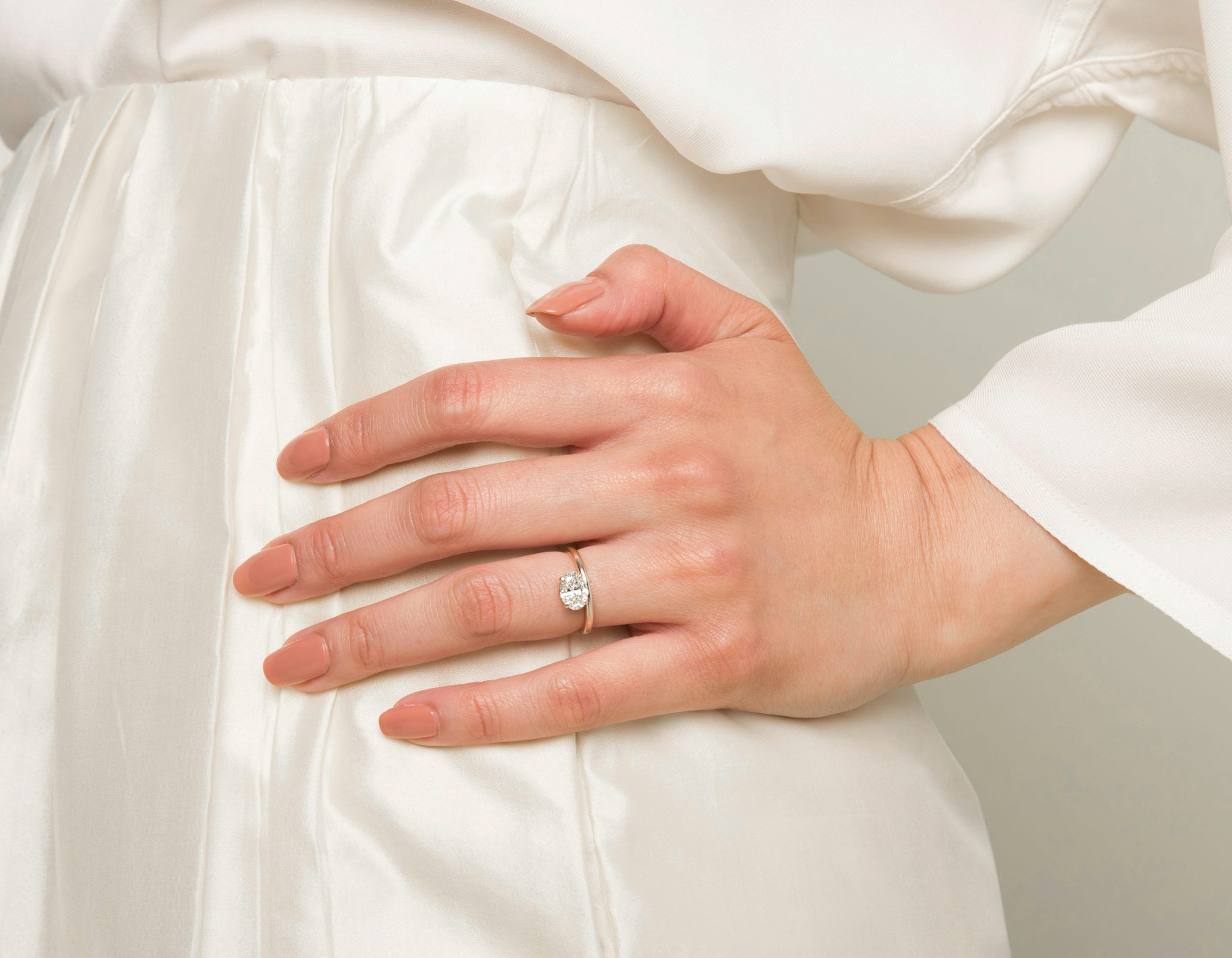 The Hover | Oval | 18k | Yellow Gold | bandAccent: Plain | diamondOrientation: vertical | caratWeight: other