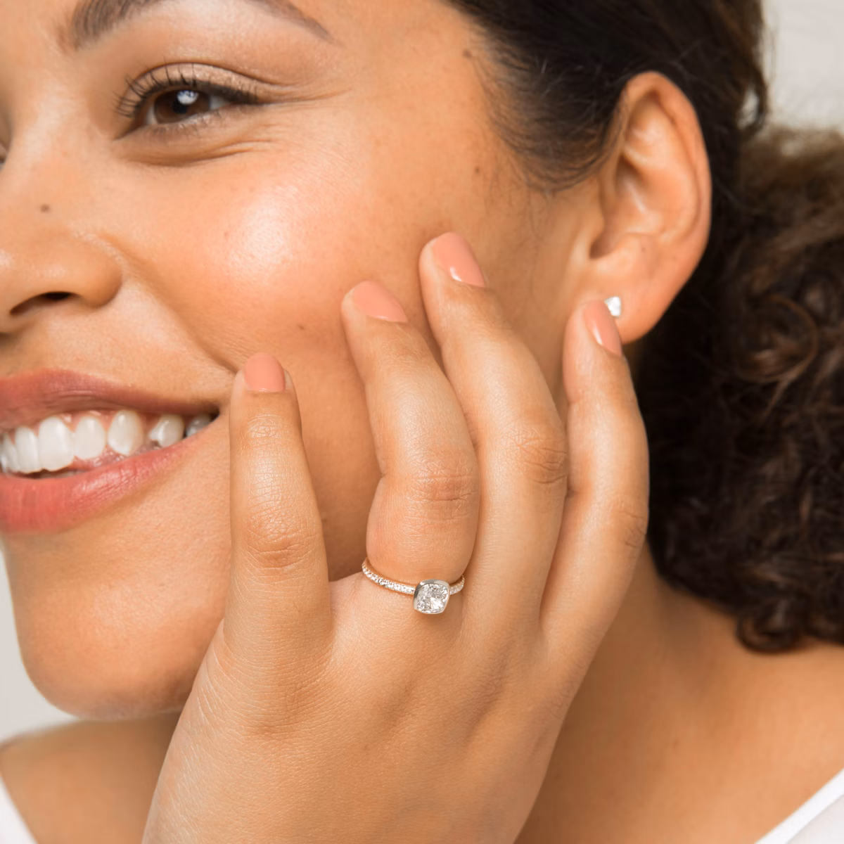 The Signature Bezel | Cushion | Platinum | bandAccent: Pavé | diamondOrientation: vertical | caratWeight: other