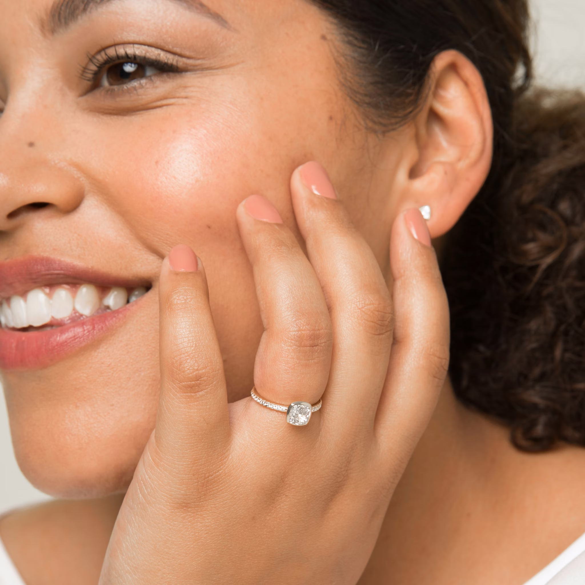 The Signature Bezel | Cushion | 18k | White Gold | bandAccent: Pavé | diamondOrientation: horizontal | caratWeight: other