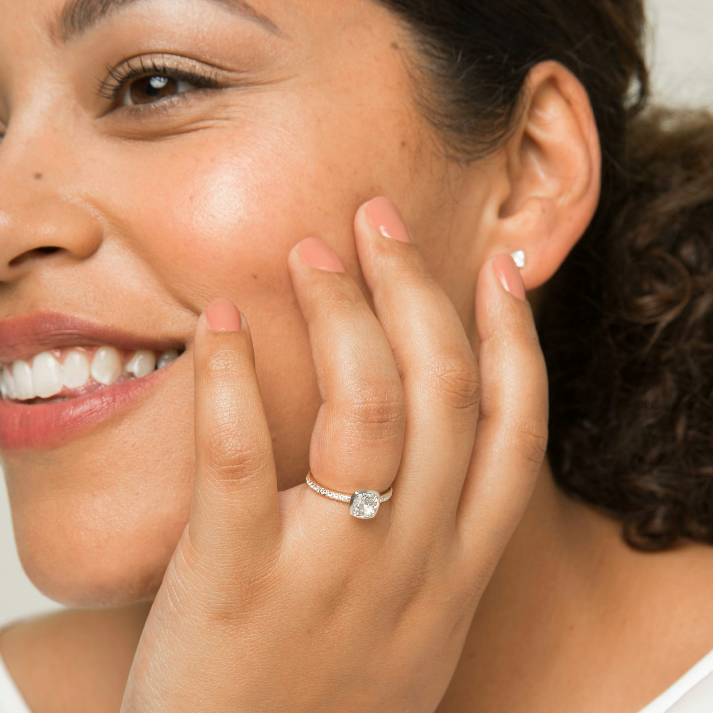The Signature Bezel | Cushion | 18k | White Gold | bandAccent: Pavé | diamondOrientation: vertical | caratWeight: other