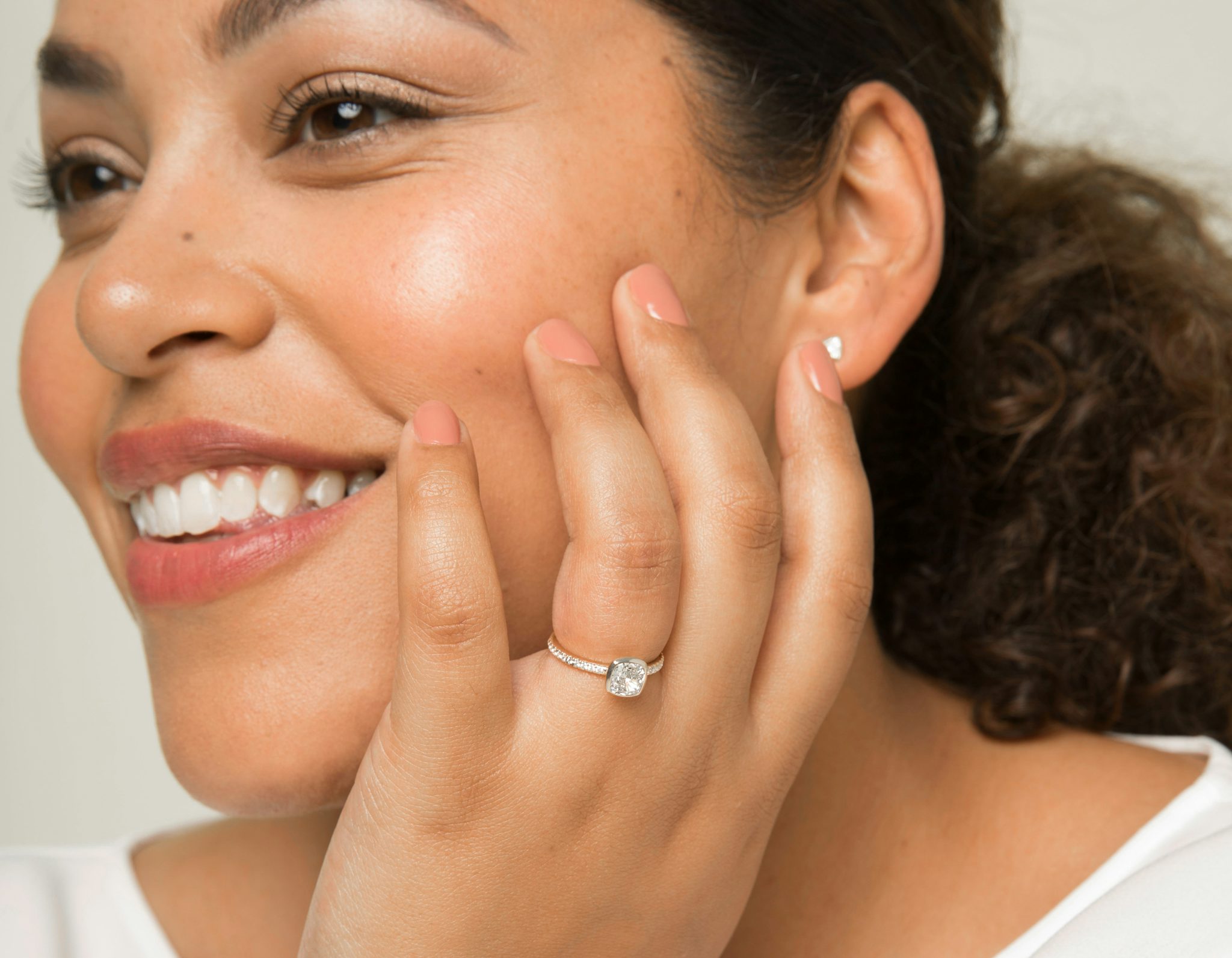 The Signature Bezel | Cushion | 18k | White Gold | bandAccent: Pavé | diamondOrientation: horizontal | caratWeight: other