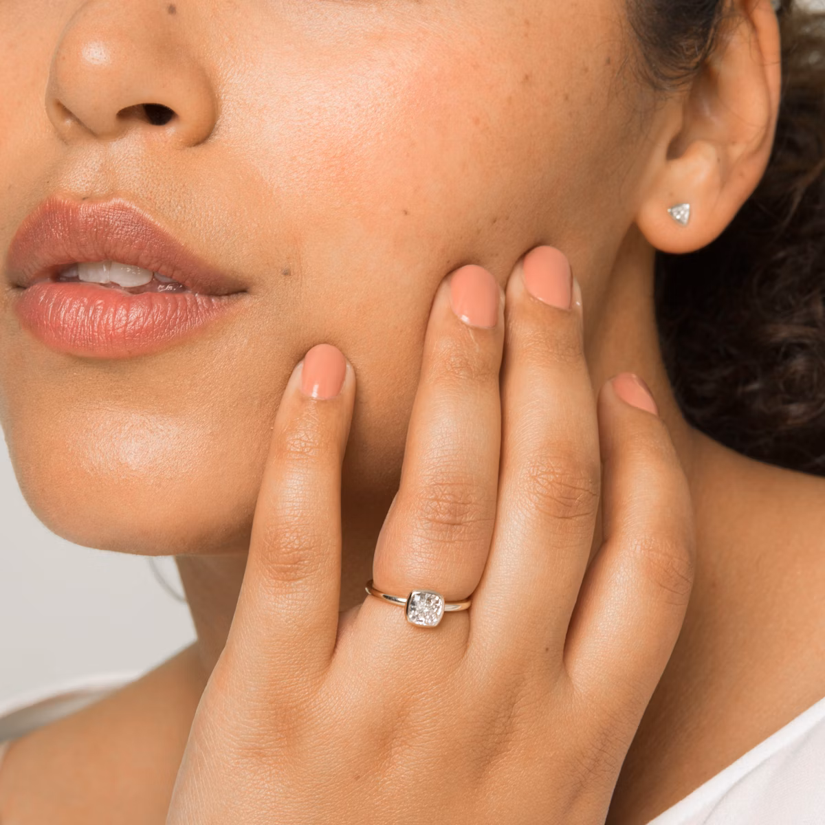 The Signature Bezel | Cushion | Platinum | bandAccent: Plain | diamondOrientation: vertical | caratWeight: other