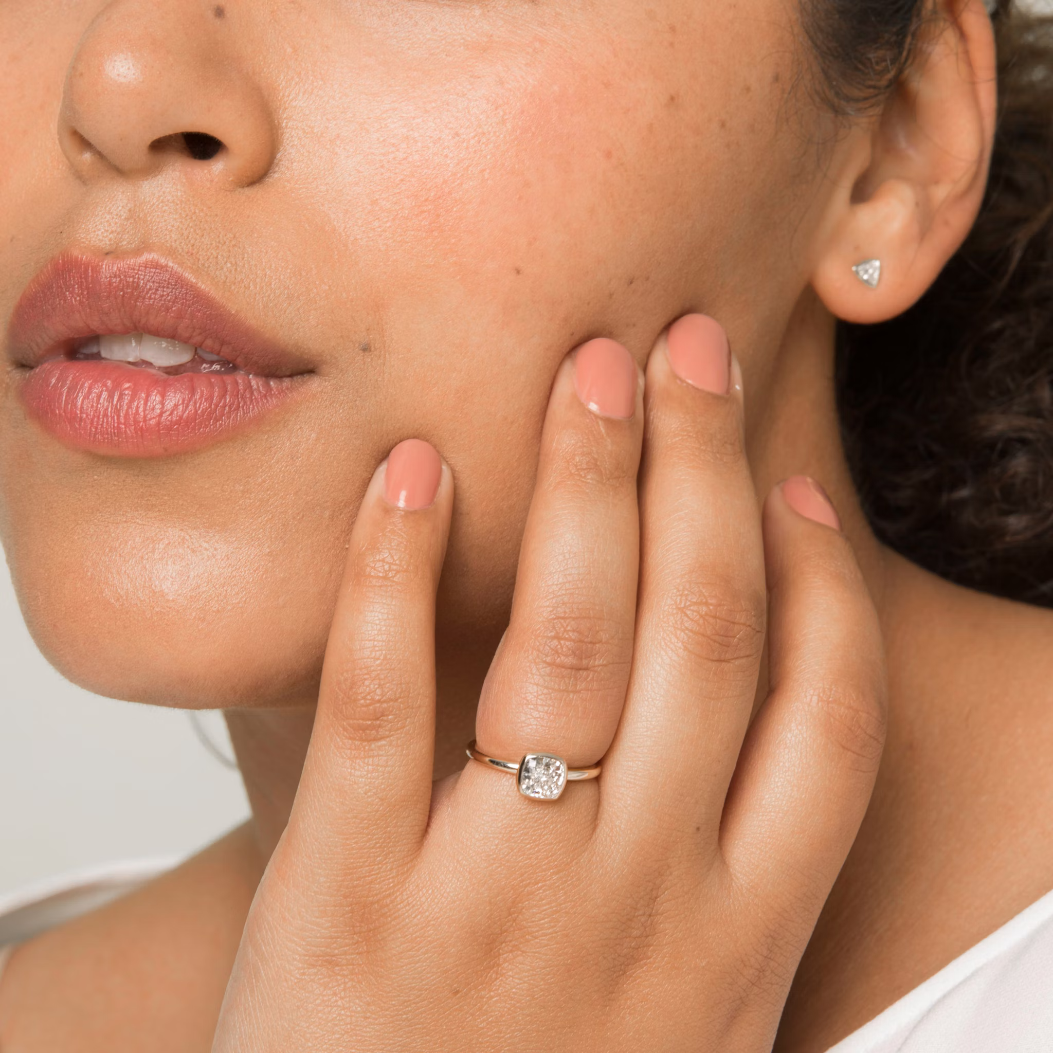 The Signature Bezel | Cushion | 18k | White Gold | bandAccent: Plain | diamondOrientation: vertical | caratWeight: other