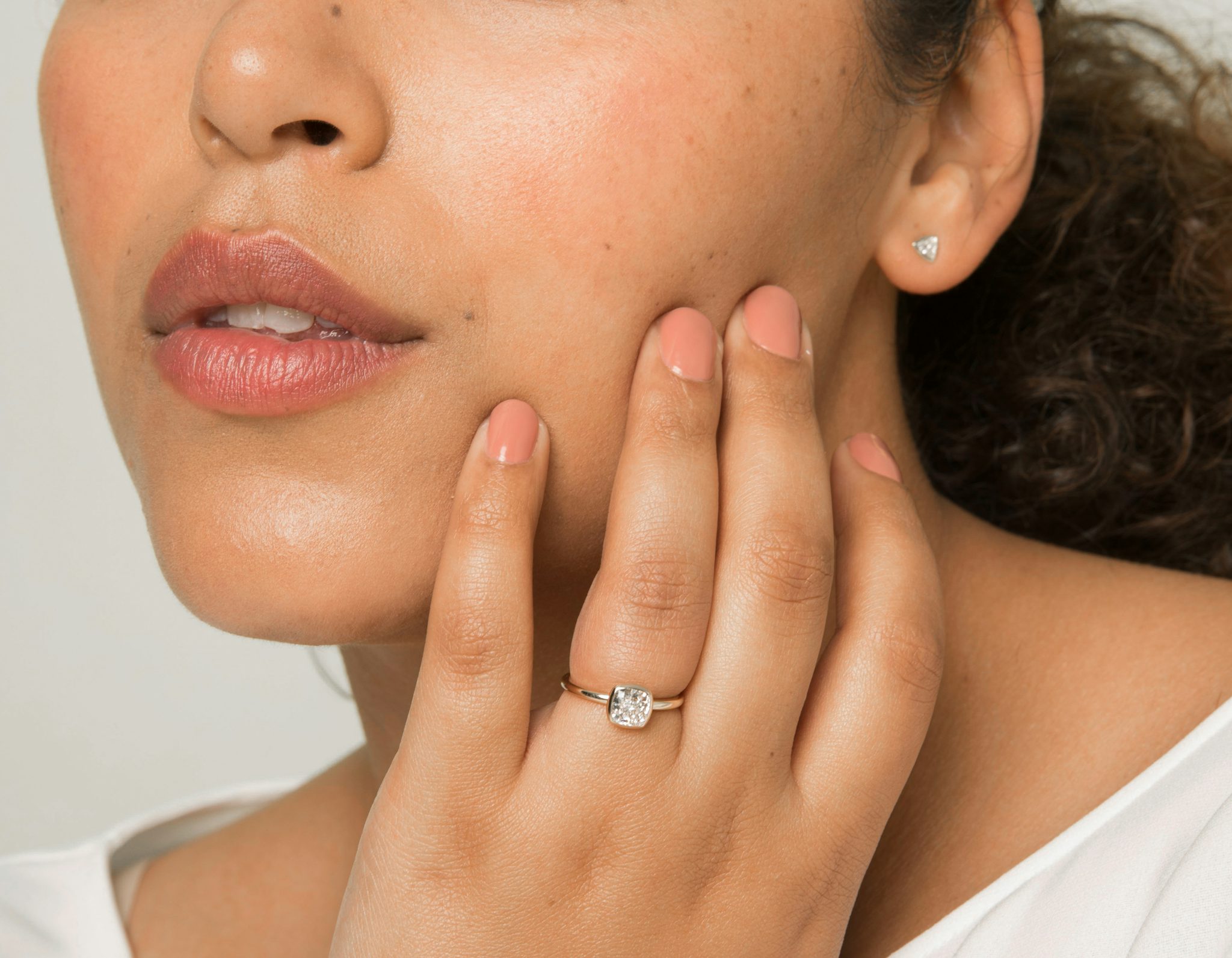 The Signature Bezel | Cushion | 18k | White Gold | bandAccent: Plain | diamondOrientation: vertical | caratWeight: other