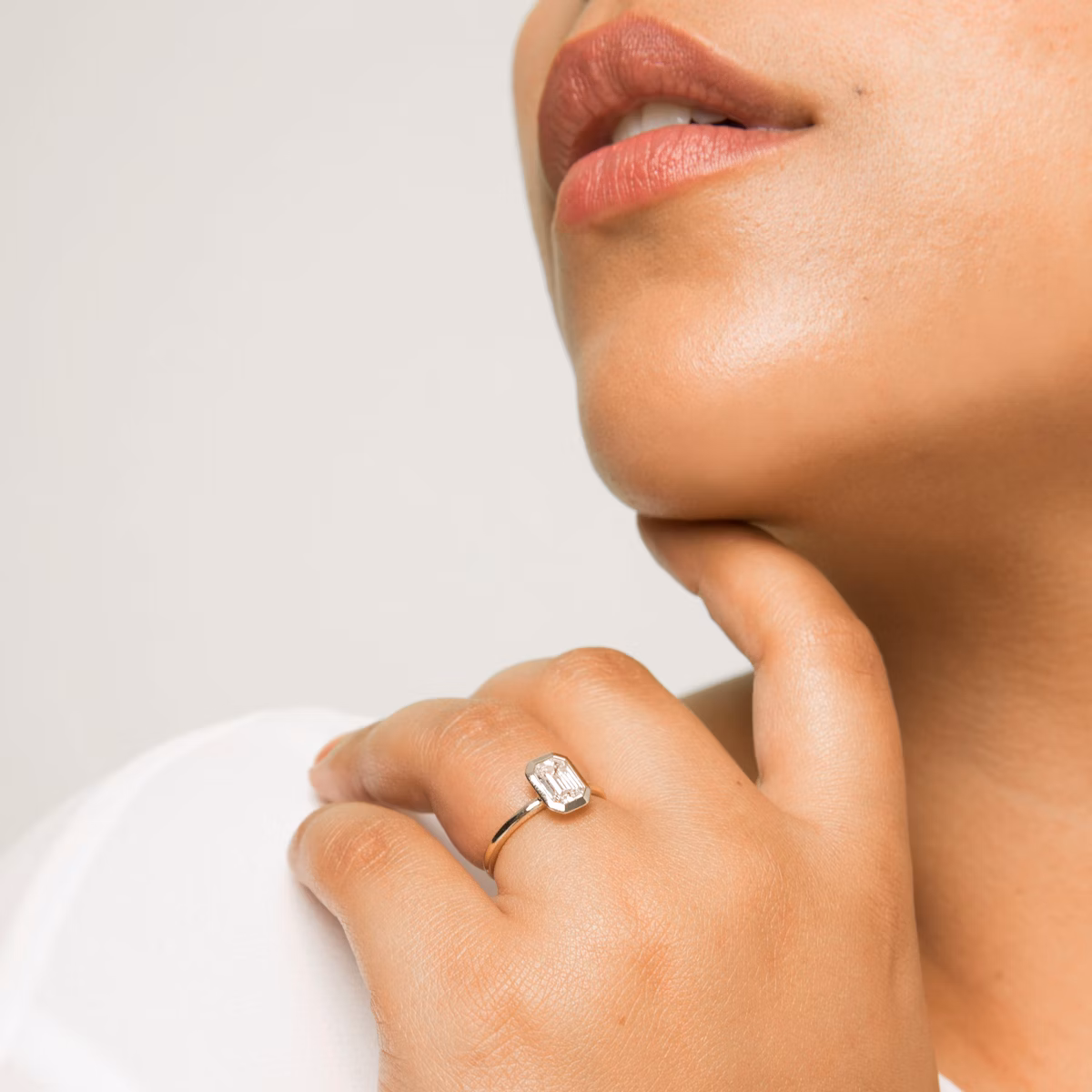 The Signature Bezel | Emerald | 18k | Yellow Gold | bandAccent: Plain | diamondOrientation: vertical | caratWeight: other