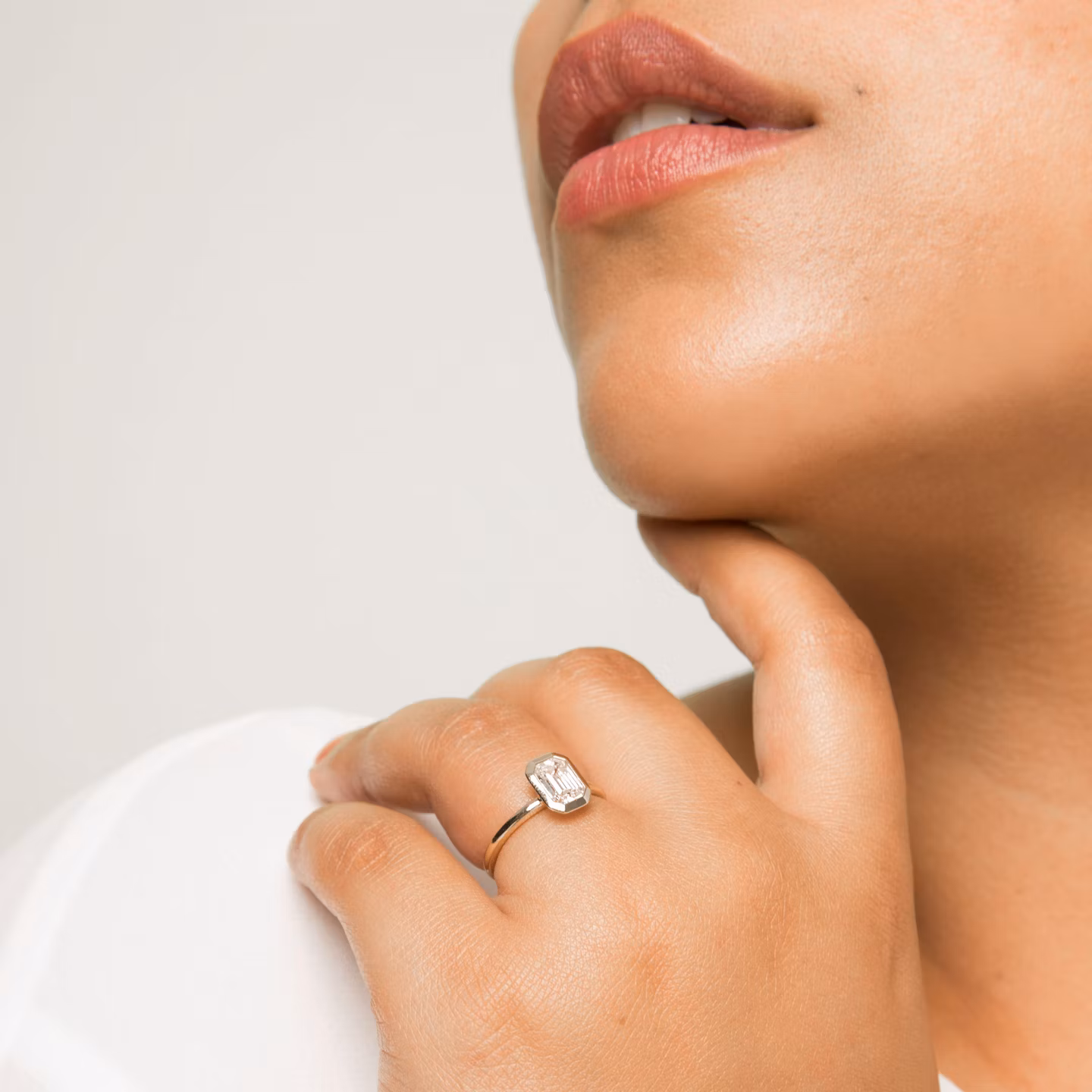 The Signature Bezel | Emerald | Platinum | bandAccent: Plain | diamondOrientation: vertical | caratWeight: other