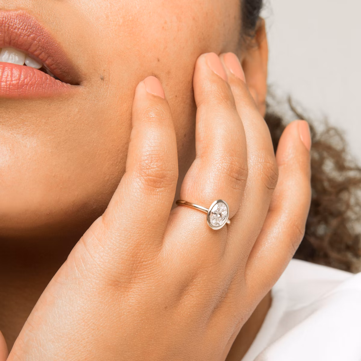 The Signature Bezel | Oval | 18k | White Gold | bandAccent: Plain | diamondOrientation: vertical | caratWeight: other