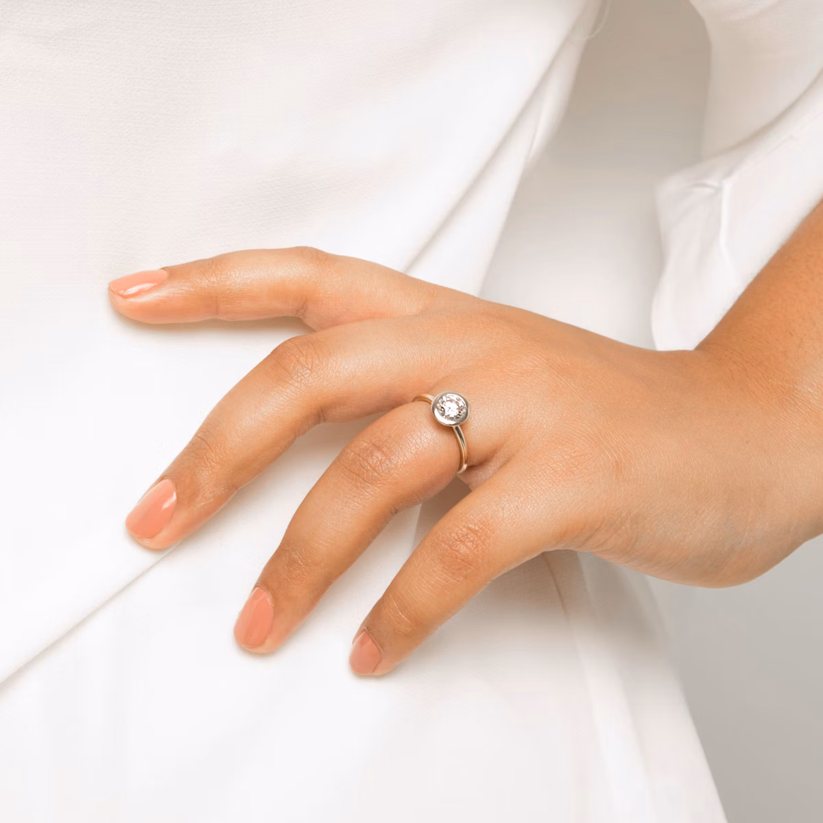 The Signature Bezel | Round Brilliant | 18k | White Gold | bandAccent: Plain | caratWeight: other | diamondOrientation: vertical
