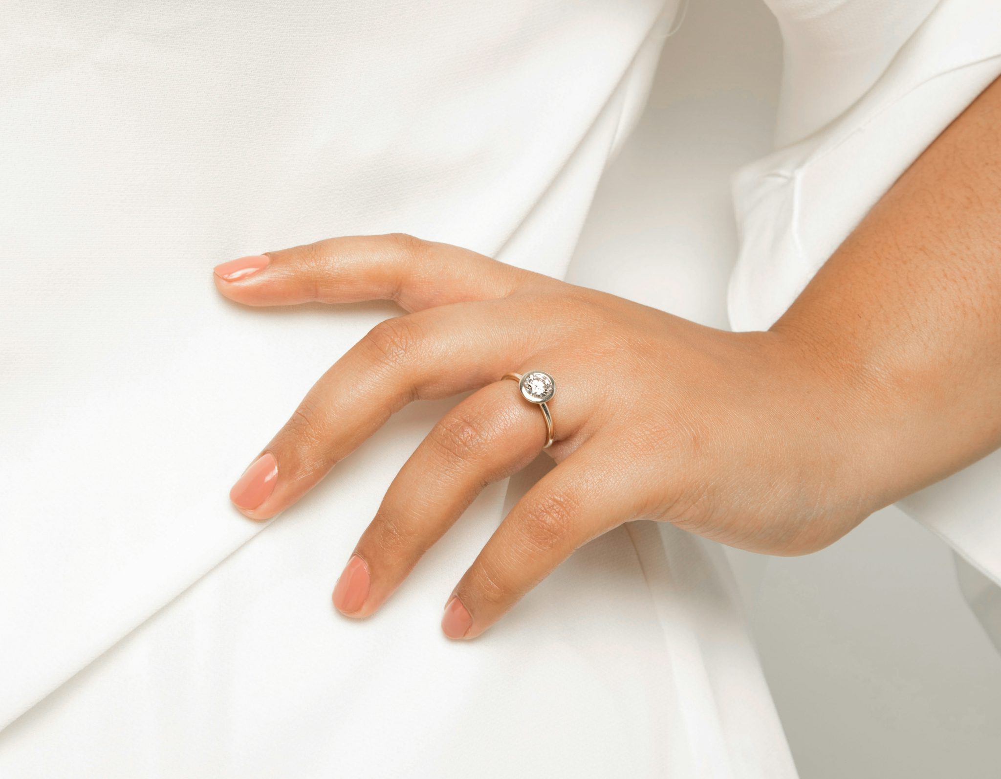 The Signature Bezel | Round Brilliant | 18k | White Gold | bandAccent: Plain | caratWeight: 1.0ct | diamondOrientation: horizontal