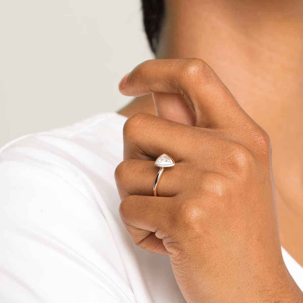 Anillo de compromiso Signature Bezel | Trillón | 14k | Oro rosa | bandAccent: Simple | diamondOrientation: horizontal | caratWeight: other