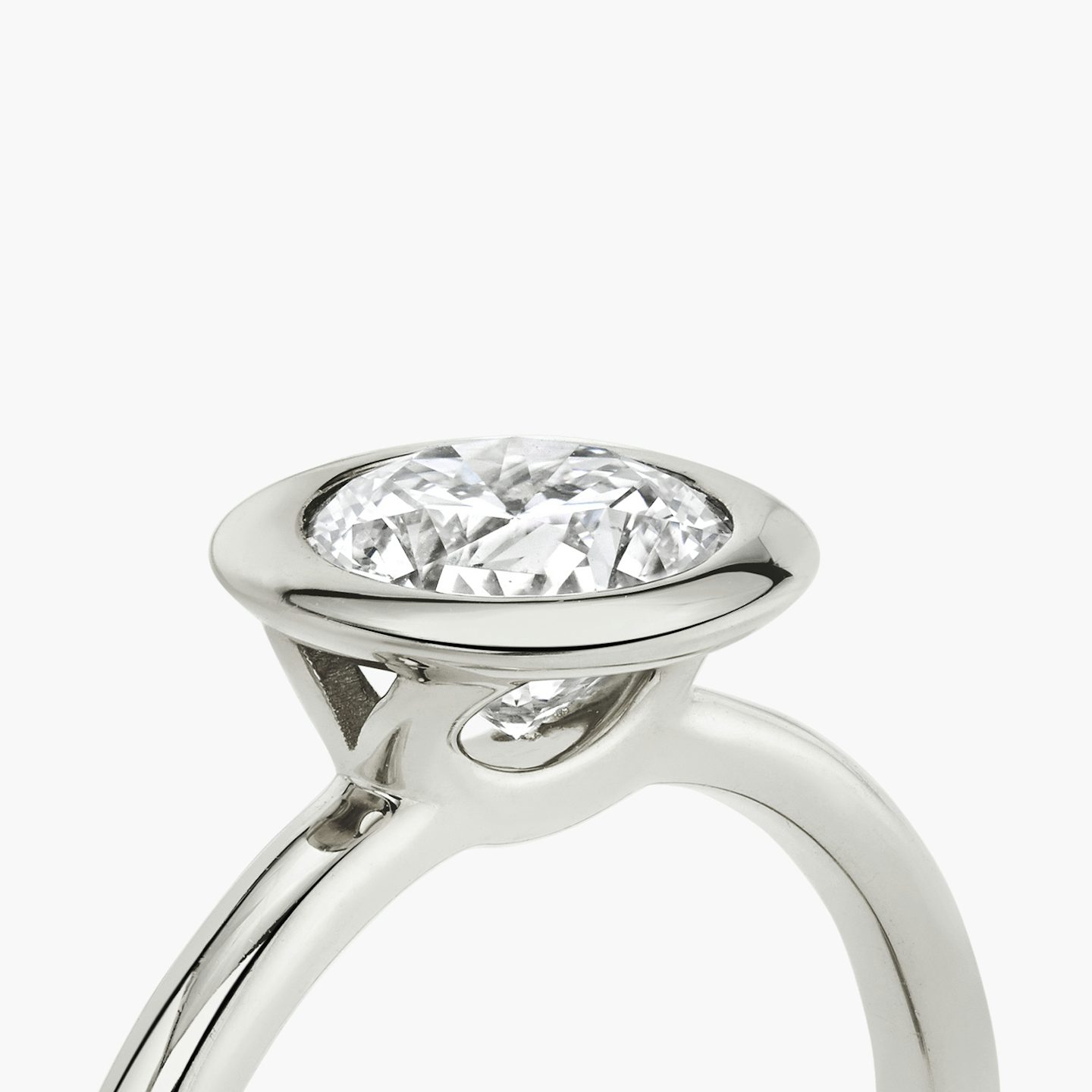The Signature Bezel | Round Brilliant | Platinum | bandAccent: Plain | caratWeight: 1.0ct | diamondOrientation: vertical