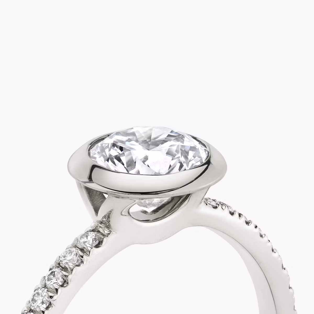 The Signature Bezel | Round Brilliant | 18k | White Gold | bandAccent: Pavé | caratWeight: 1.0ct | diamondOrientation: vertical