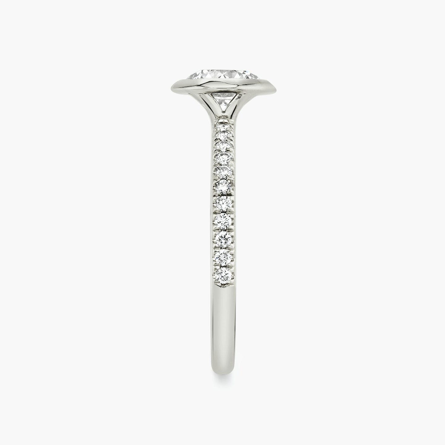 Anillo de compromiso Signature Bezel | Brillante | Platino | bandAccent: Pavé | caratWeight: 2.0ct | diamondOrientation: vertical