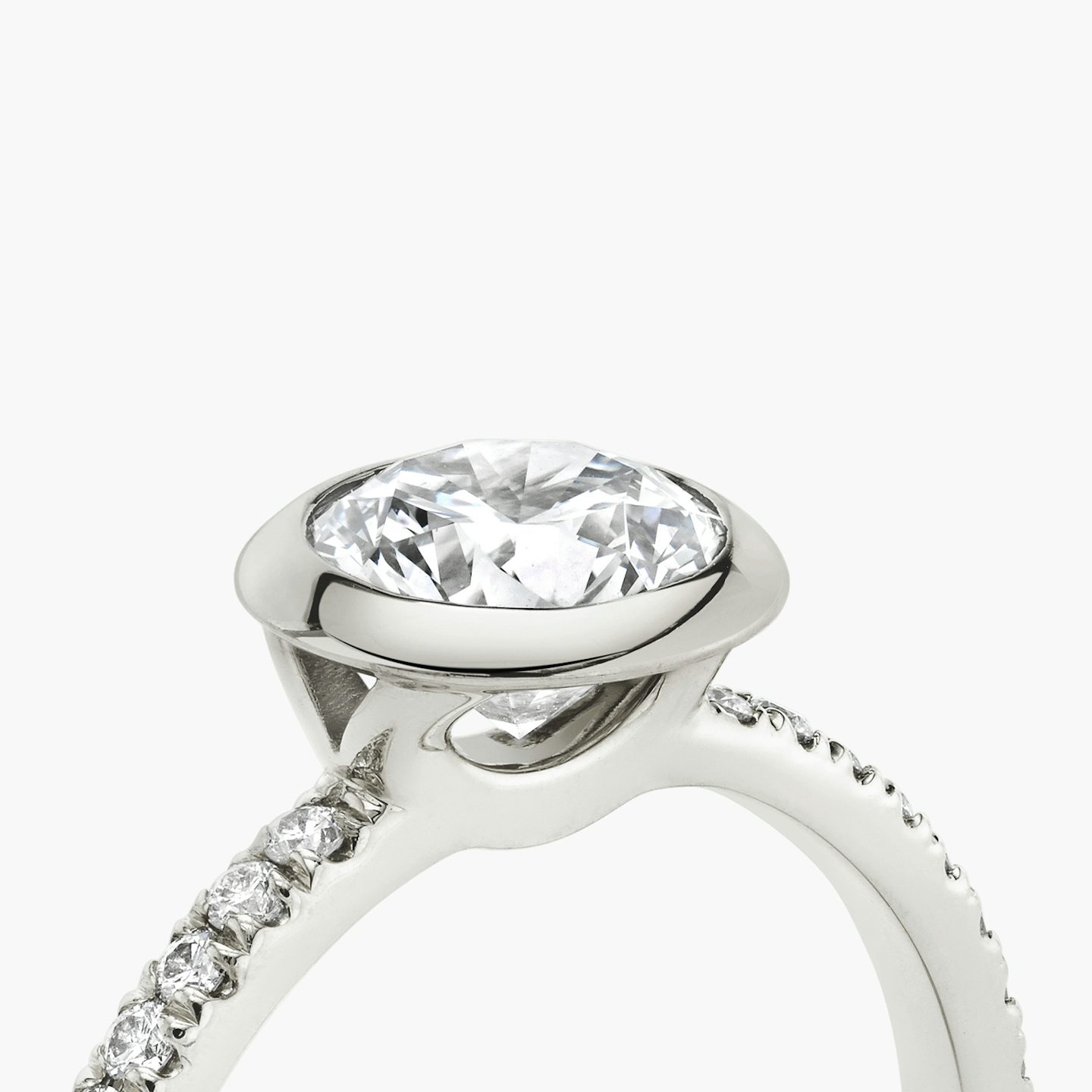 Anillo de compromiso Signature Bezel | Brillante | Platino | bandAccent: Pavé | caratWeight: 2.0ct | diamondOrientation: vertical