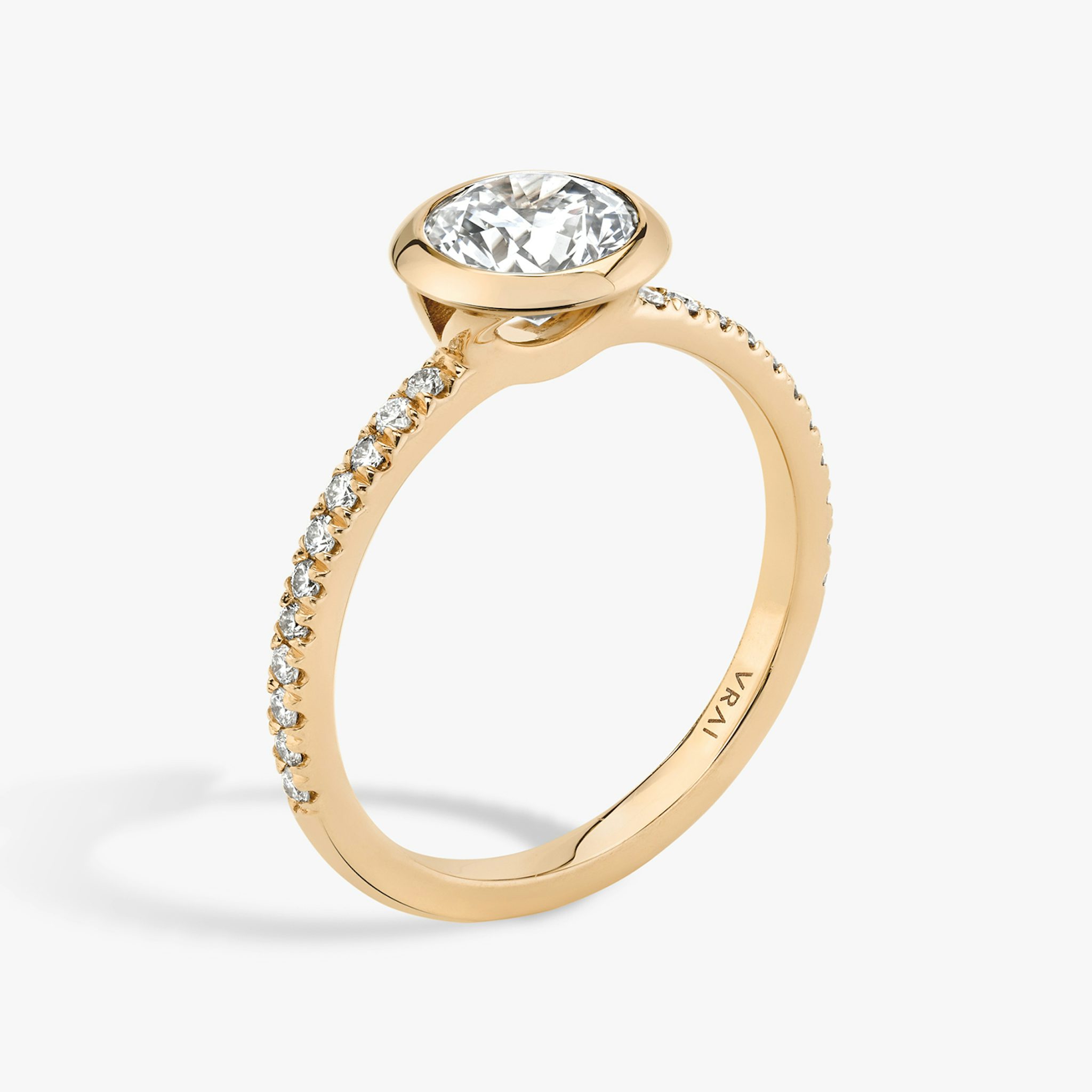 Anillo de compromiso Signature Bezel | Brillante | 14k | Oro rosa | bandAccent: Pavé | caratWeight: 2.0ct | diamondOrientation: vertical