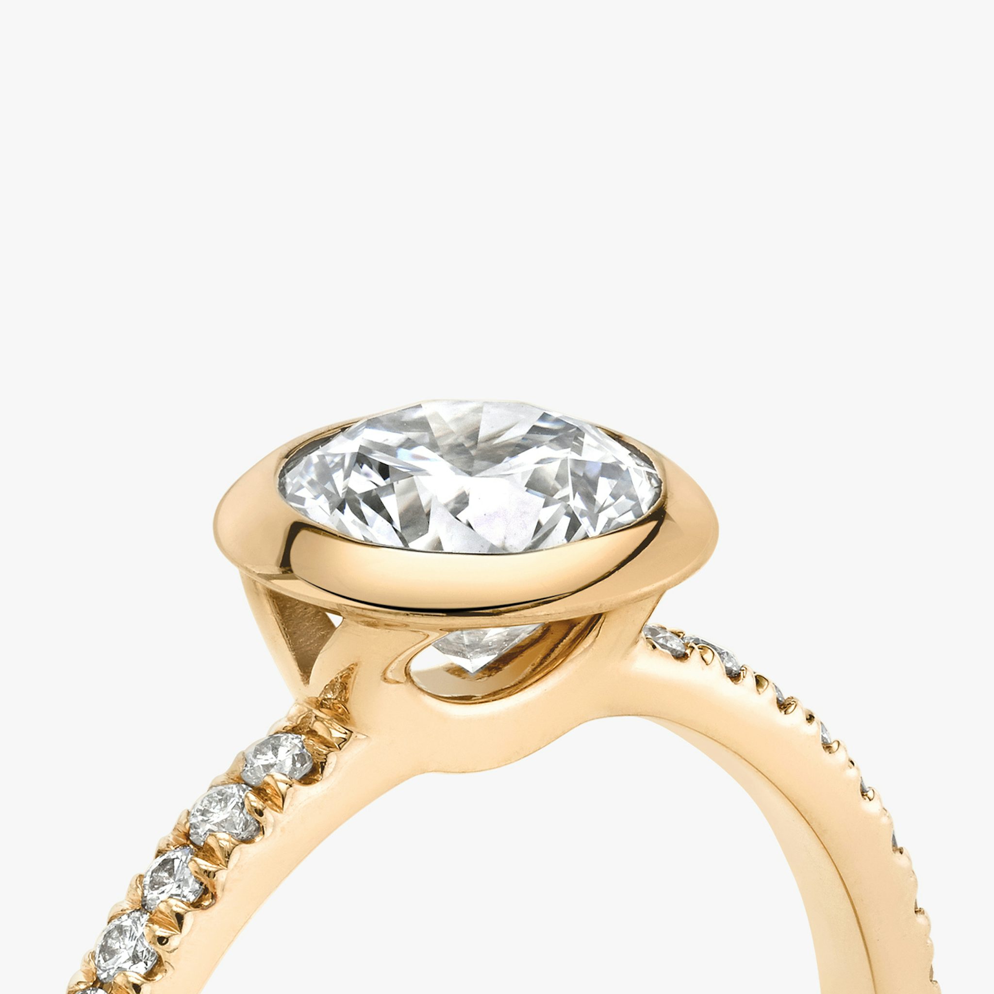 Anillo de compromiso Signature Bezel | Brillante | 14k | Oro rosa | bandAccent: Pavé | caratWeight: 2.0ct | diamondOrientation: vertical
