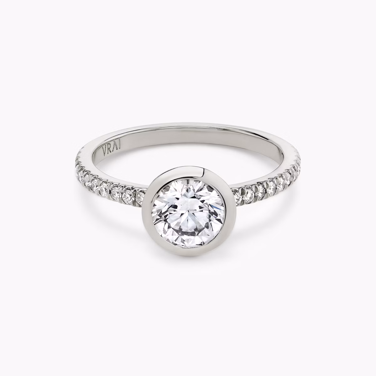 The Signature Bezel | Round Brilliant | 18k | White Gold | bandAccent: Pavé | caratWeight: 1.0ct | diamondOrientation: vertical