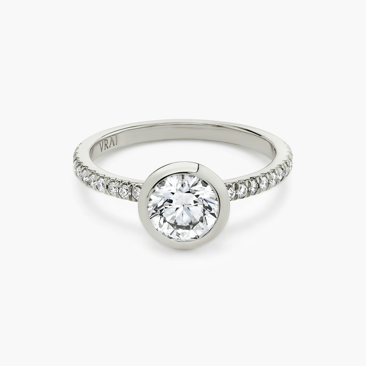 Anillo de compromiso Signature Bezel | Brillante | Platino | bandAccent: Pavé | caratWeight: 2.0ct | diamondOrientation: vertical
