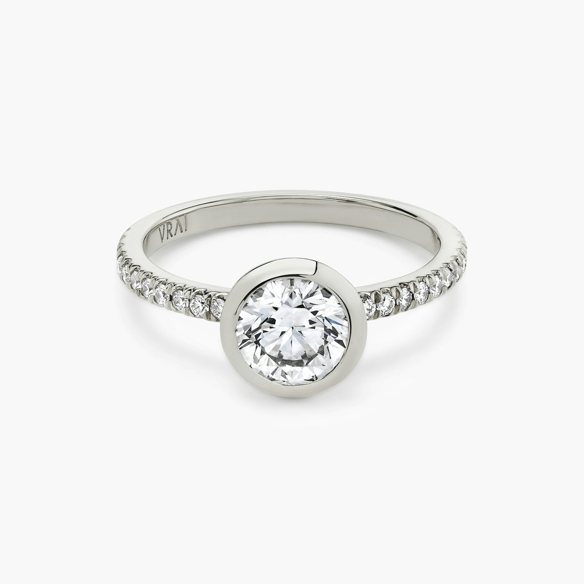 The Signature Bezel | Round Brilliant | Platinum | bandAccent: Pavé | caratWeight: 1.5ct | diamondOrientation: horizontal