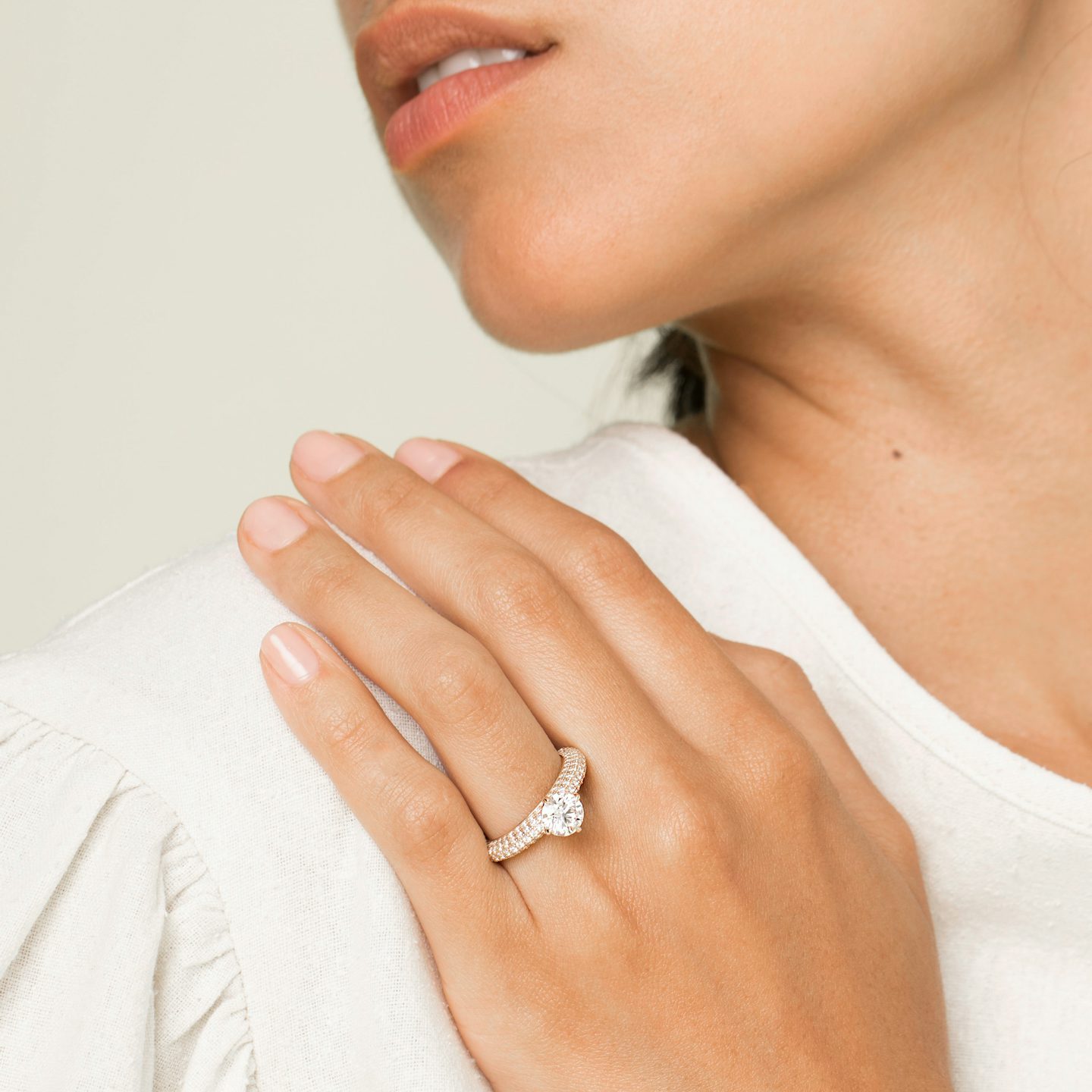 The Curator | Round Brilliant | 18k | Yellow Gold | bandAccent: Pavé | caratWeight: other | diamondOrientation: vertical