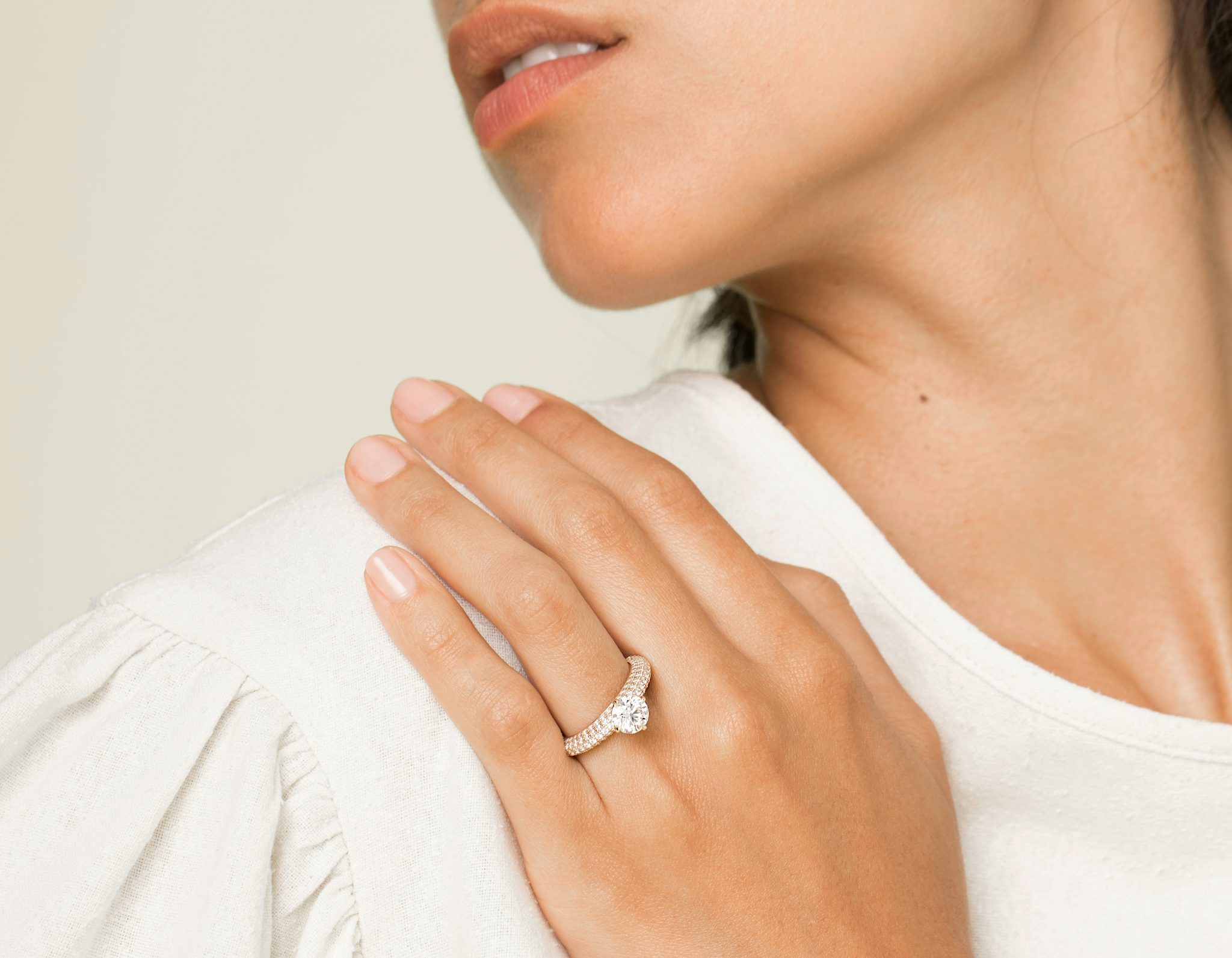 The Curator | Round Brilliant | 18k | White Gold | bandAccent: Pavé | caratWeight: other | diamondOrientation: vertical