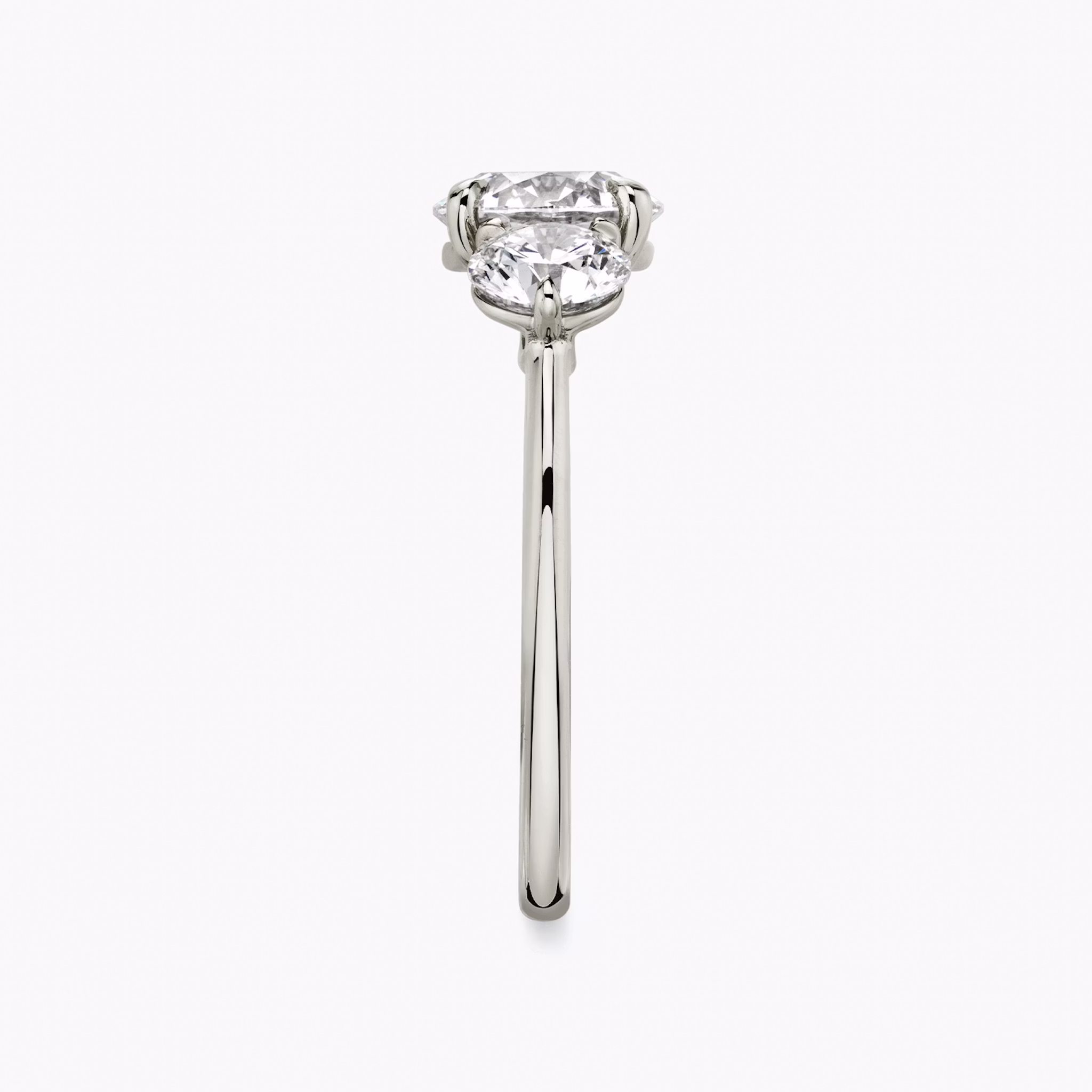 Three Stone | Rund | Platin | bandAccent: Ohne Pavé-Besatz | caratWeight: other | sideStoneCarat: 0.50ct | sideStoneShape: Rund | diamondOrientation: vertical