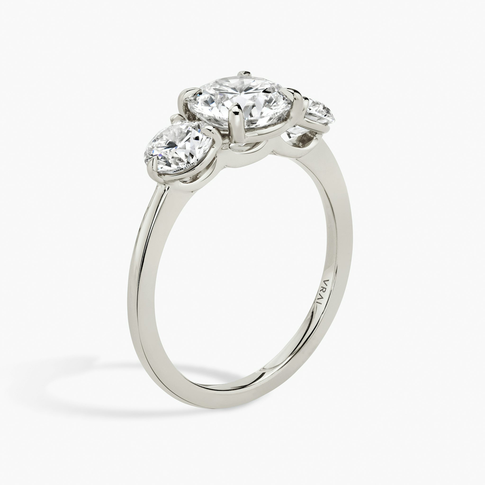 Three Stone | Rund | Platin | bandAccent: Ohne Pavé-Besatz | caratWeight: other | sideStoneCarat: 0.50ct | sideStoneShape: Rund | diamondOrientation: vertical