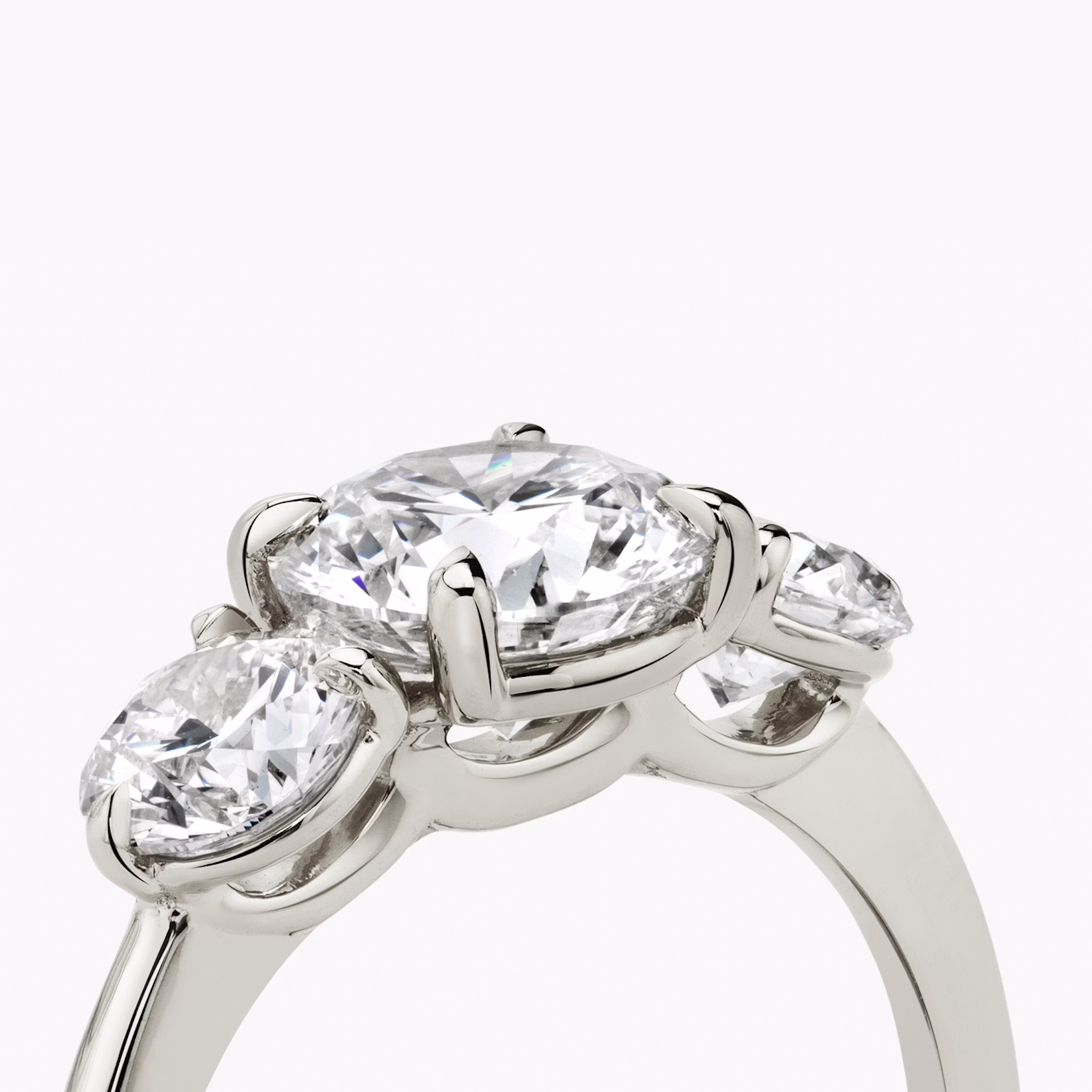Three Stone | Rund | Platin | bandAccent: Ohne Pavé-Besatz | caratWeight: other | sideStoneCarat: 0.50ct | sideStoneShape: Rund | diamondOrientation: vertical