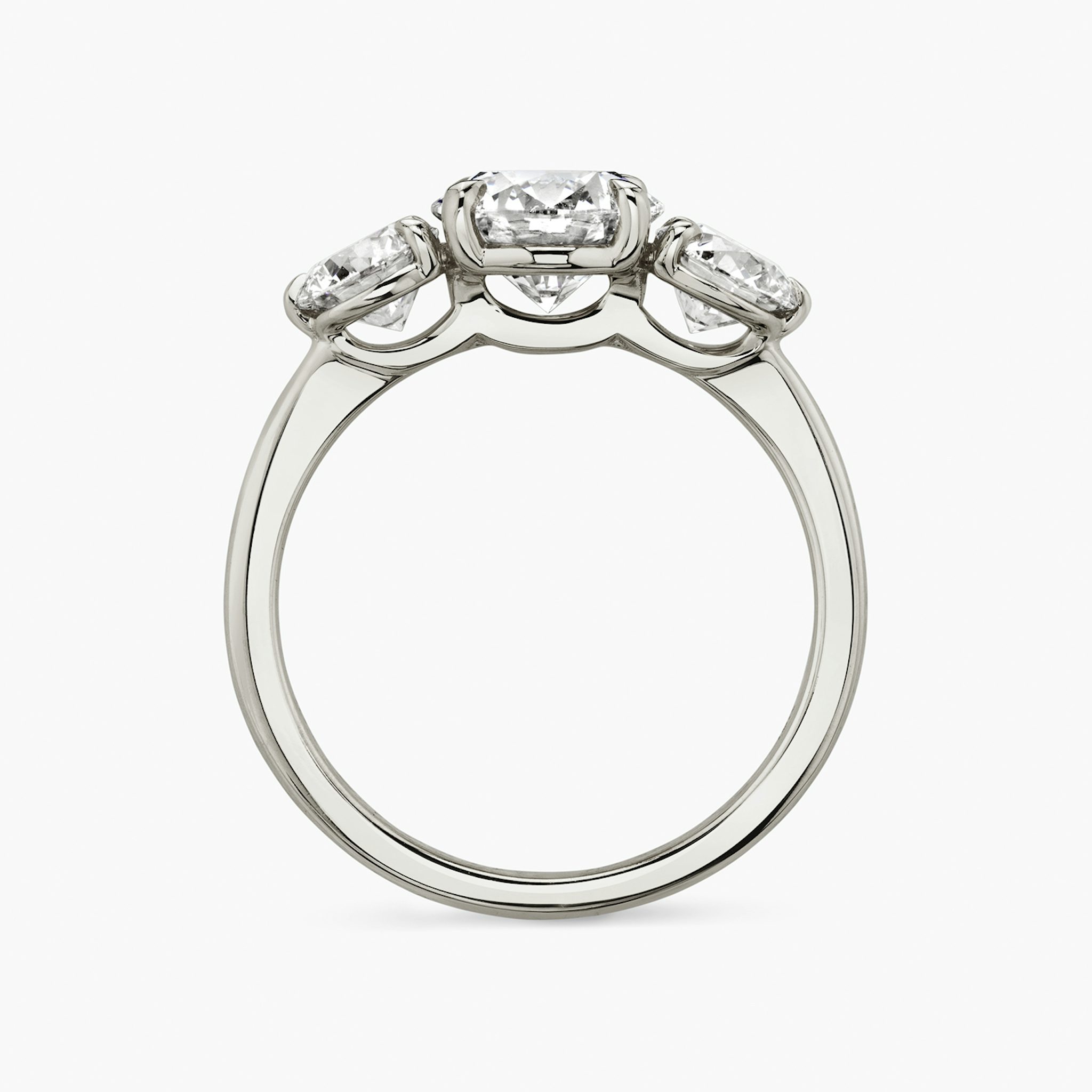 Three Stone | Rund | Platin | bandAccent: Ohne Pavé-Besatz | caratWeight: other | sideStoneCarat: 0.50ct | sideStoneShape: Rund | diamondOrientation: vertical