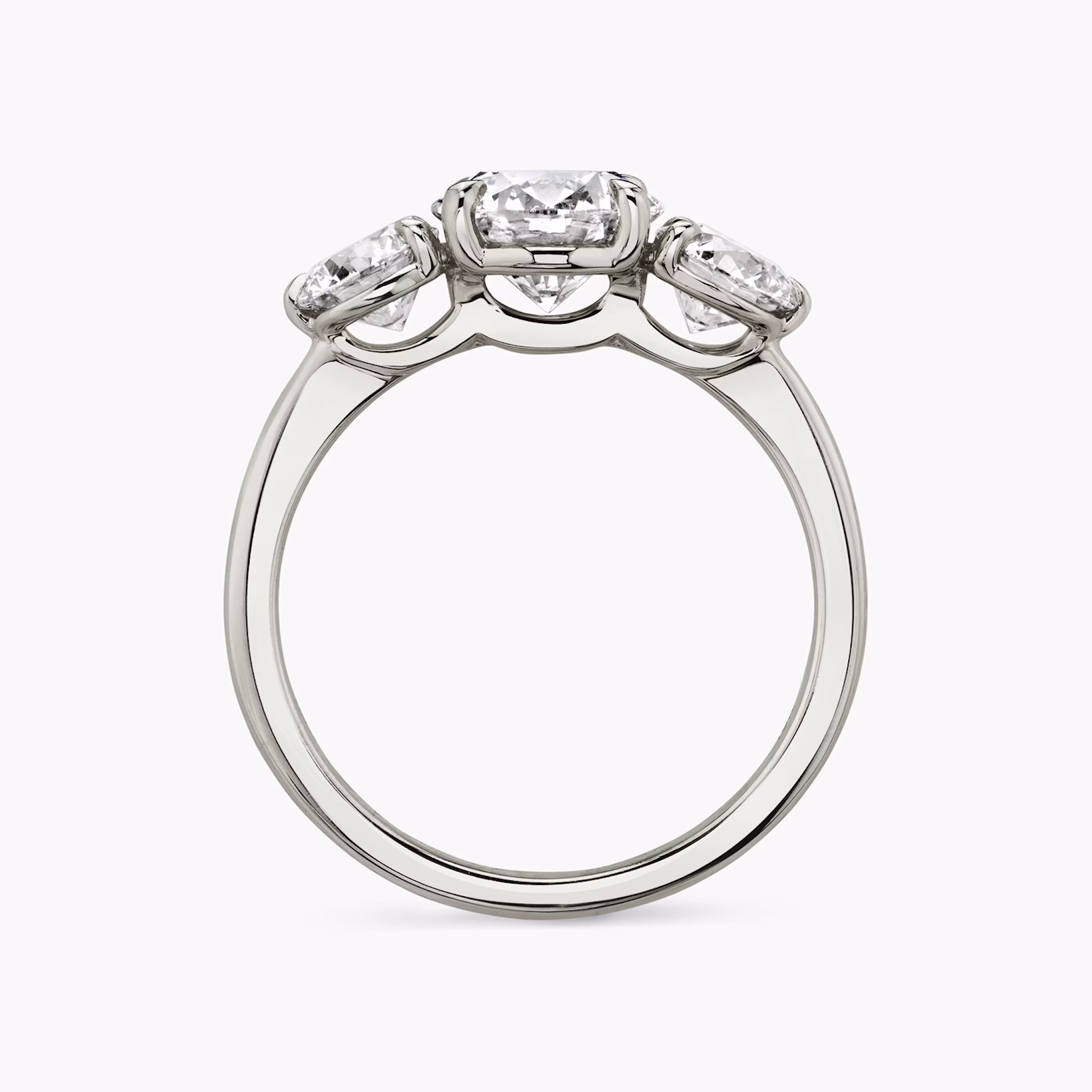 Anillo de compromiso Three Stone | Brillante | 18k | Oro blanco | bandAccent: Simple | caratWeight: other | sideStoneCarat: 0.50ct | sideStoneShape: Brillante | diamondOrientation: vertical