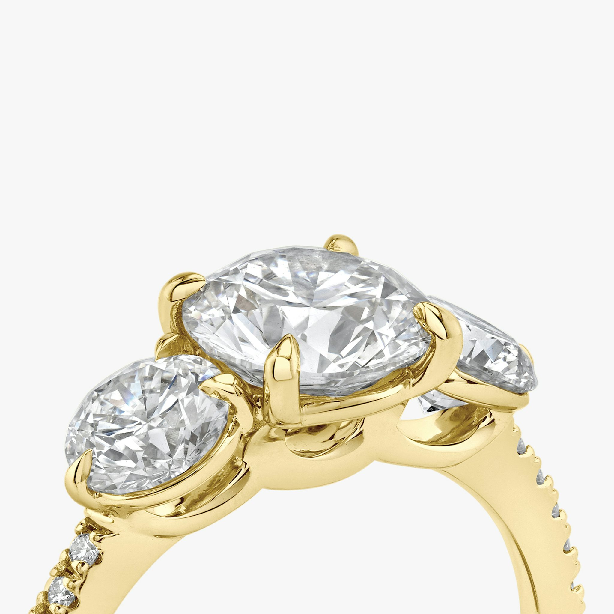 Three Stone | Rund | 18k | Gelbgold | bandAccent: Mit Pavé-Besatz | caratWeight: other | sideStoneCarat: 0.50ct | sideStoneShape: Rund | diamondOrientation: vertical
