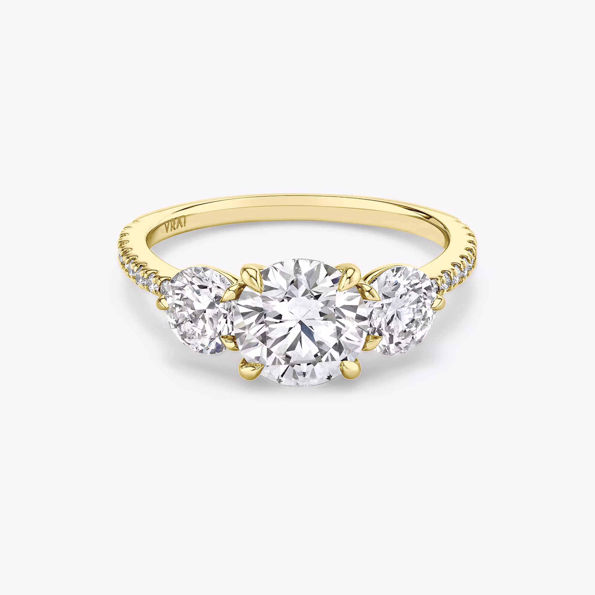 Three Stone | Rund | 18k | Gelbgold | bandAccent: Mit Pavé-Besatz | caratWeight: other | sideStoneCarat: 0.50ct | sideStoneShape: Rund | diamondOrientation: vertical