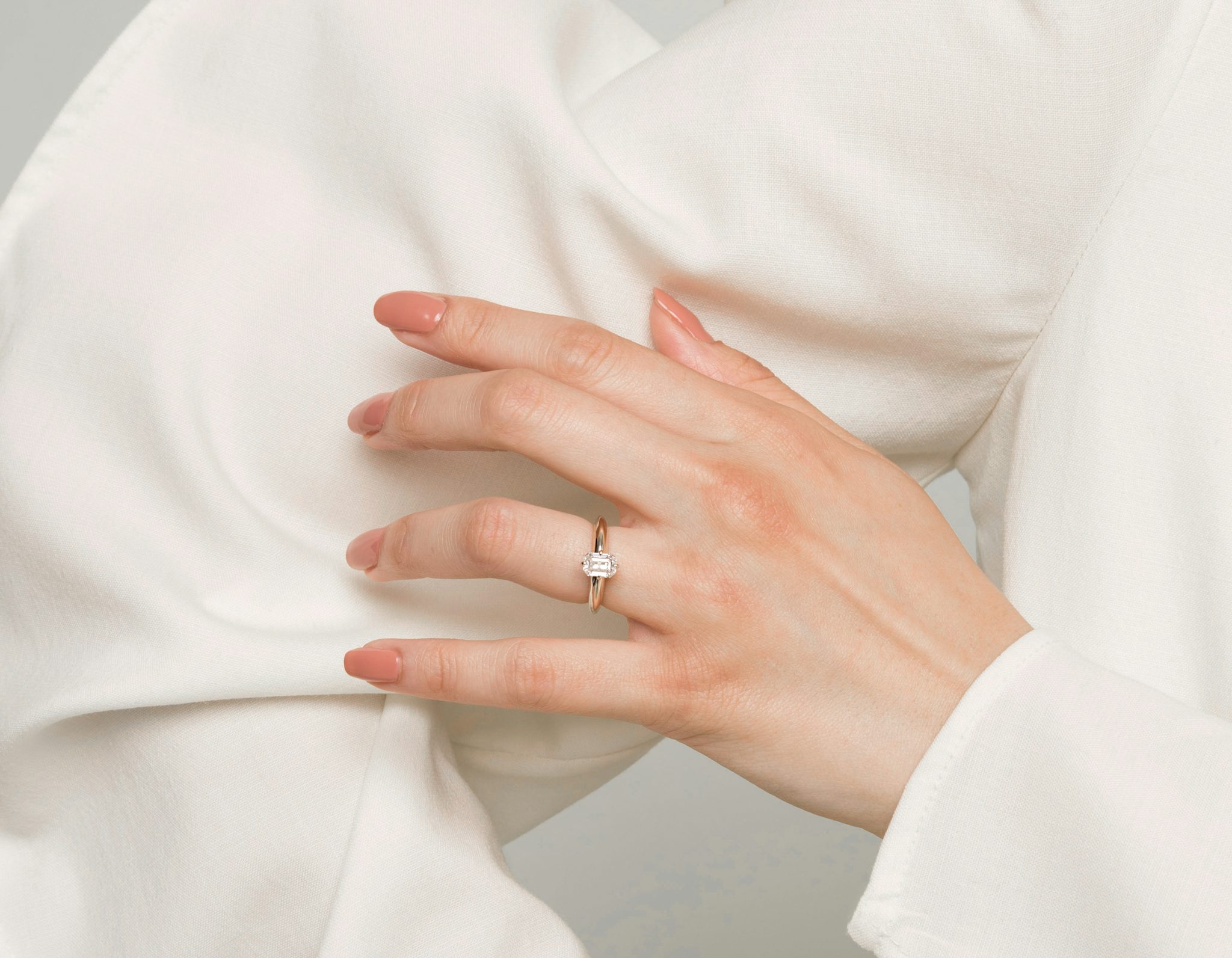 The Curator | Emerald | 18k | Yellow Gold | bandAccent: Plain | diamondOrientation: vertical | caratWeight: other