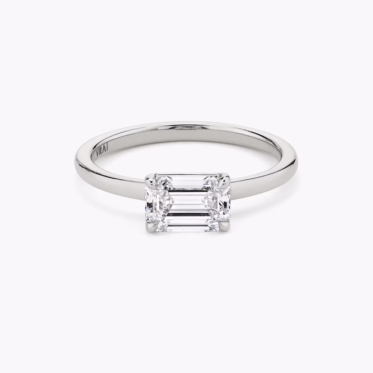 Anillo de compromiso Signature | Esmeralda | 18k | Oro blanco | bandAccent: Simple | bandWidth: standard | diamondOrientation: horizontal | hiddenHalo: no | caratWeight: other