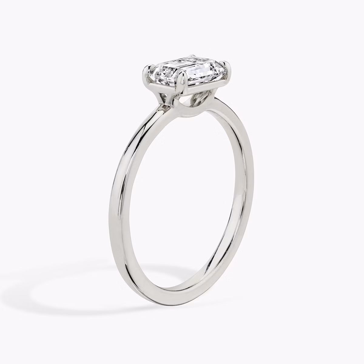 Anillo de compromiso Signature | Esmeralda | 18k | Oro blanco | bandAccent: Simple | bandWidth: standard | diamondOrientation: horizontal | hiddenHalo: no | caratWeight: other