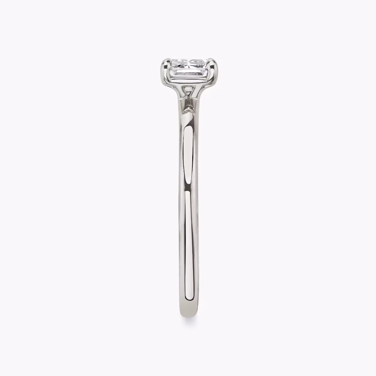 Anillo de compromiso Signature | Esmeralda | 18k | Oro blanco | bandAccent: Simple | bandWidth: standard | diamondOrientation: horizontal | hiddenHalo: no | caratWeight: other