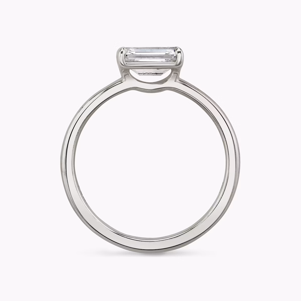 Anillo de compromiso Signature | Esmeralda | 18k | Oro blanco | bandAccent: Simple | bandWidth: standard | diamondOrientation: horizontal | hiddenHalo: no | caratWeight: other