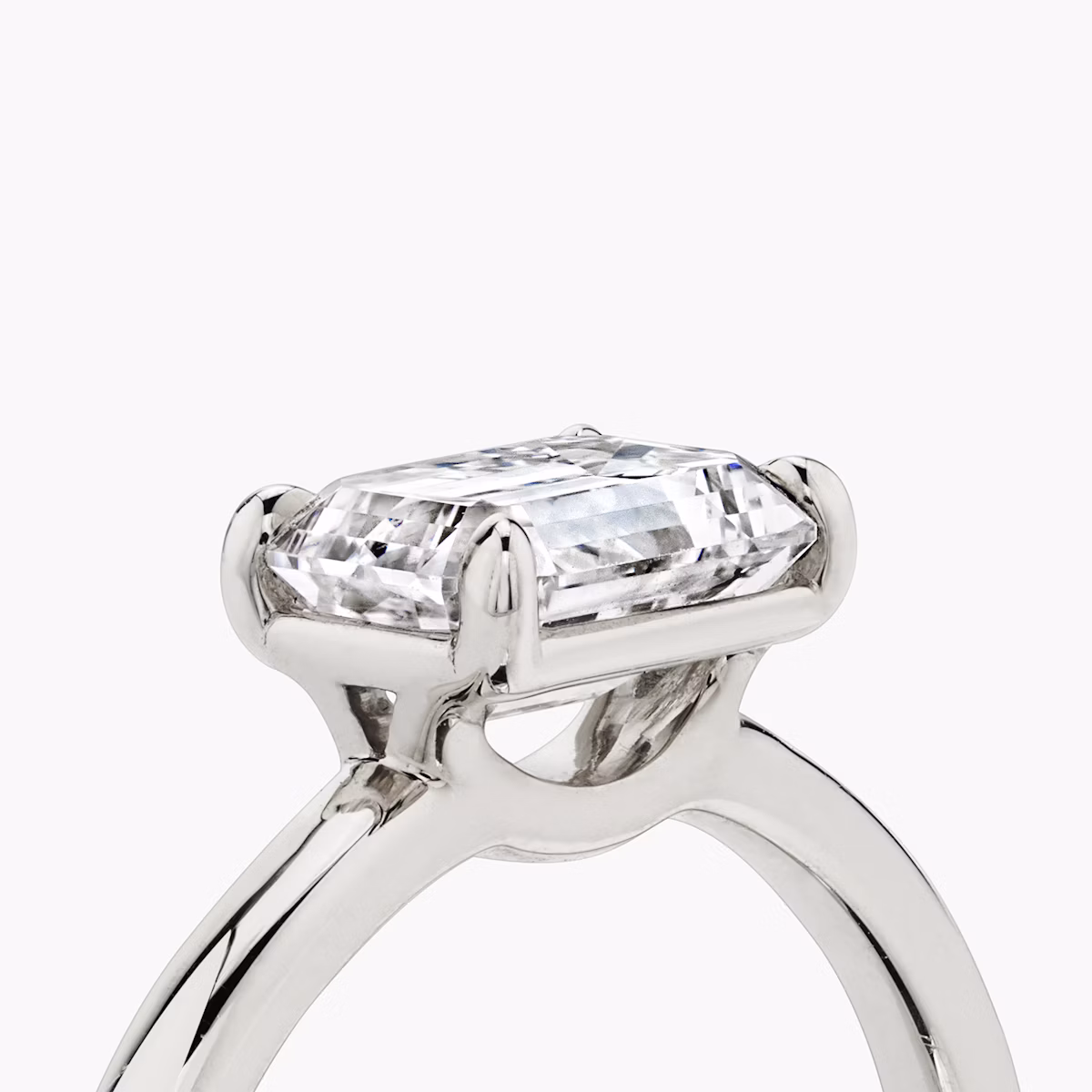 Anillo de compromiso Signature | Esmeralda | 18k | Oro blanco | bandAccent: Simple | bandWidth: standard | diamondOrientation: horizontal | hiddenHalo: no | caratWeight: other