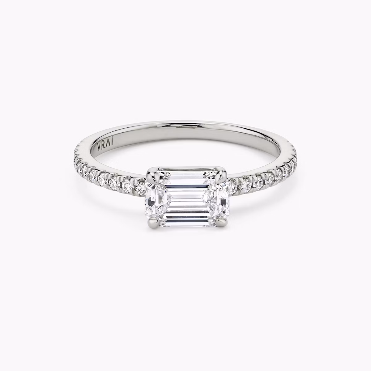 Anillo de compromiso Signature | Esmeralda | 18k | Oro blanco | bandAccent: Pavé | bandWidth: standard | diamondOrientation: horizontal | hiddenHalo: no | caratWeight: other