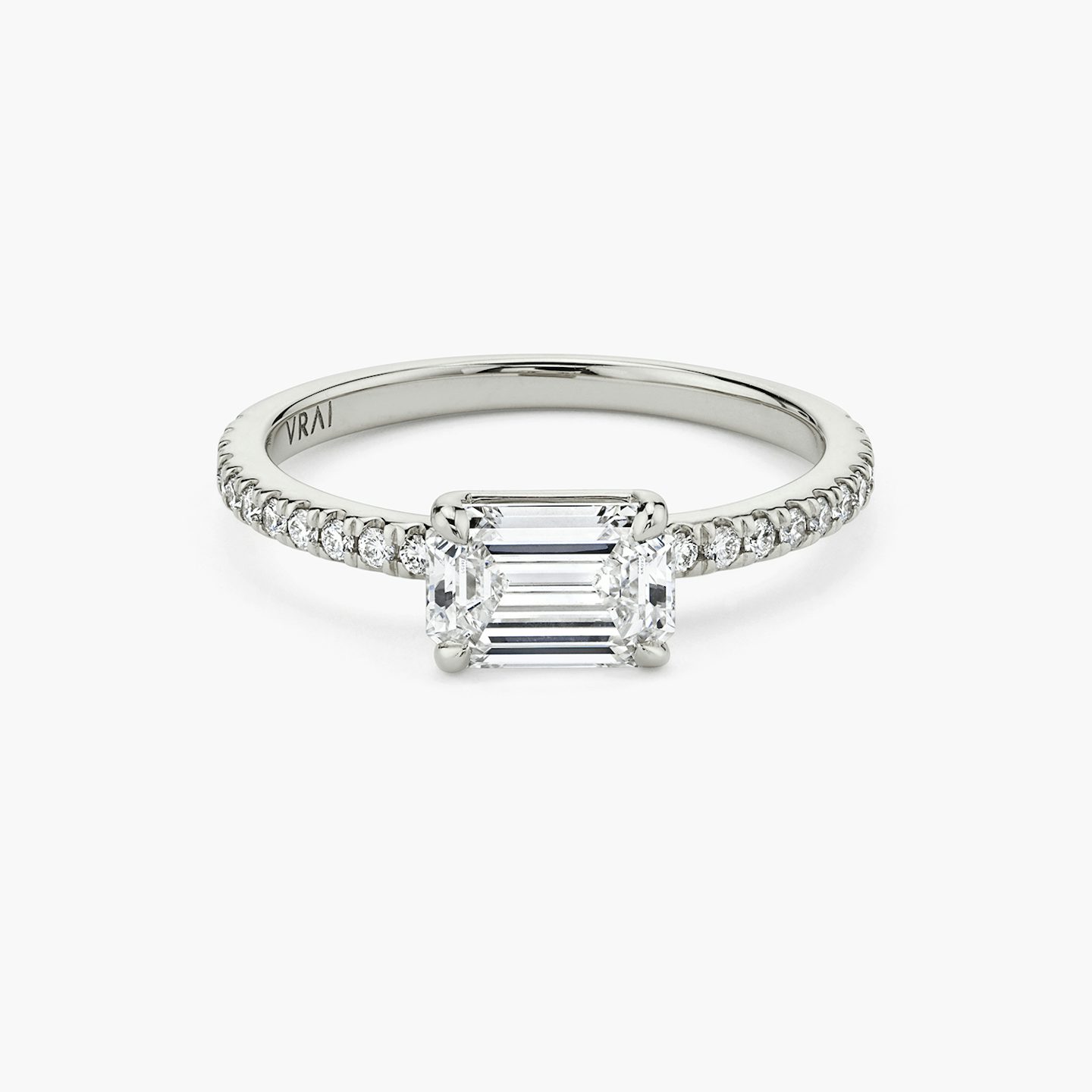 Anillo de compromiso Signature | Esmeralda | Platino | bandAccent: Pavé | bandWidth: standard | diamondOrientation: horizontal | hiddenHalo: no | caratWeight: other
