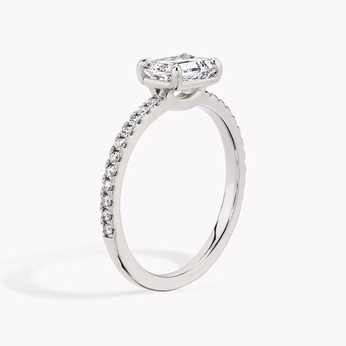 Anillo de compromiso Signature | Esmeralda | 18k | Oro blanco | bandAccent: Pavé | bandWidth: standard | diamondOrientation: horizontal | hiddenHalo: no | caratWeight: other