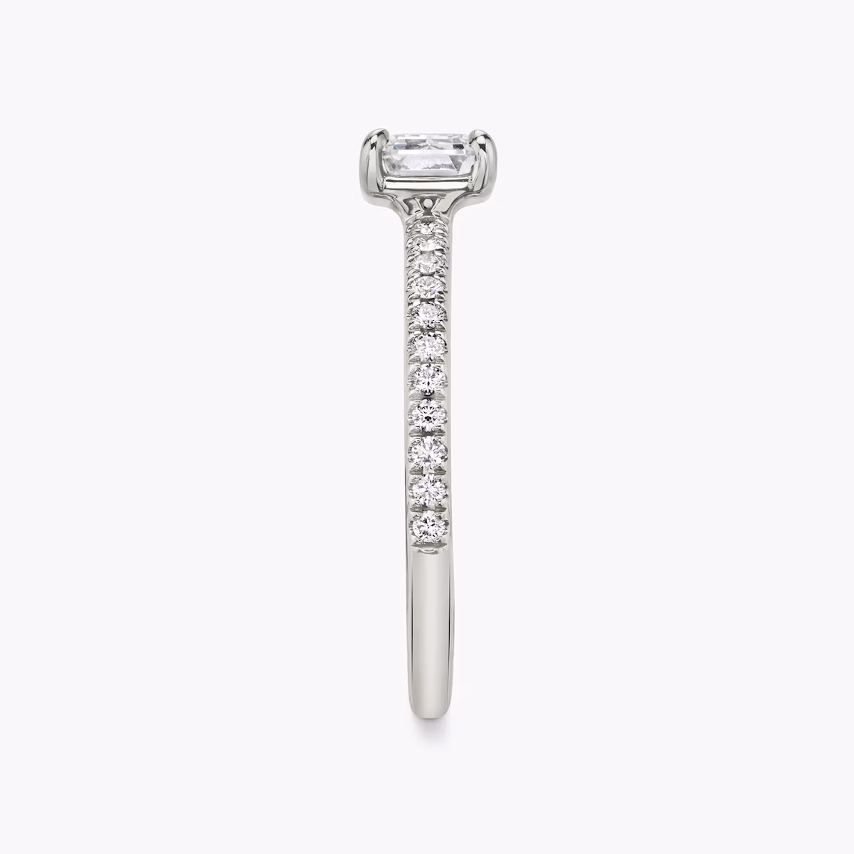 Anillo de compromiso Signature | Esmeralda | 18k | Oro blanco | bandAccent: Pavé | bandWidth: standard | diamondOrientation: horizontal | hiddenHalo: no | caratWeight: other