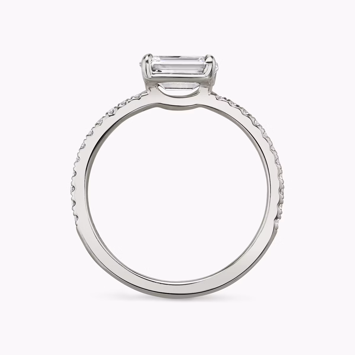 Anillo de compromiso Signature | Esmeralda | 18k | Oro blanco | bandAccent: Pavé | bandWidth: standard | diamondOrientation: horizontal | hiddenHalo: no | caratWeight: other