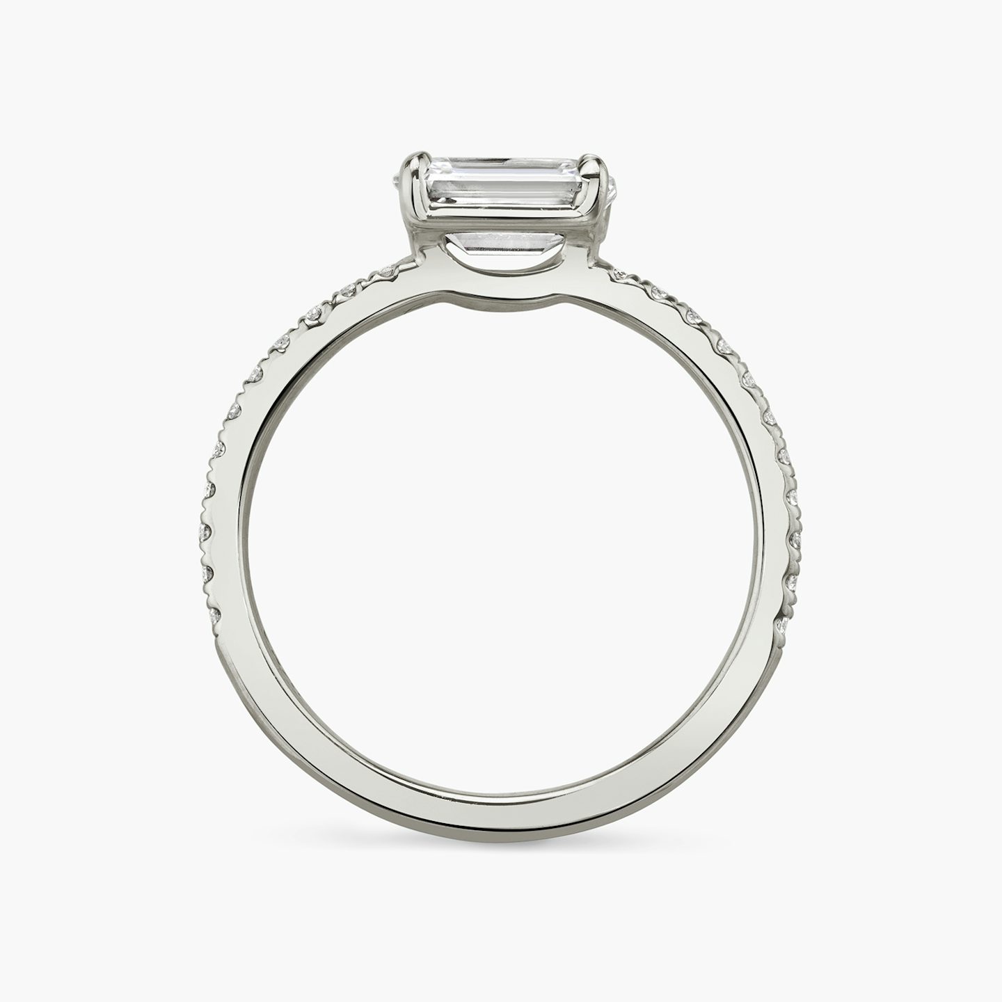 Anillo de compromiso Signature | Esmeralda | Platino | bandAccent: Pavé | bandWidth: standard | diamondOrientation: horizontal | hiddenHalo: no | caratWeight: other