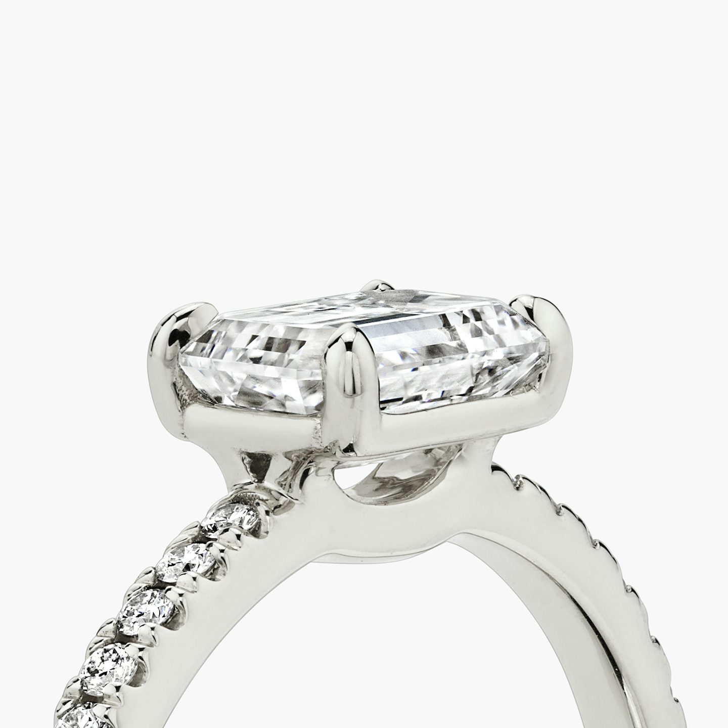 Anillo de compromiso Signature | Esmeralda | Platino | bandAccent: Pavé | bandWidth: standard | diamondOrientation: horizontal | hiddenHalo: no | caratWeight: other